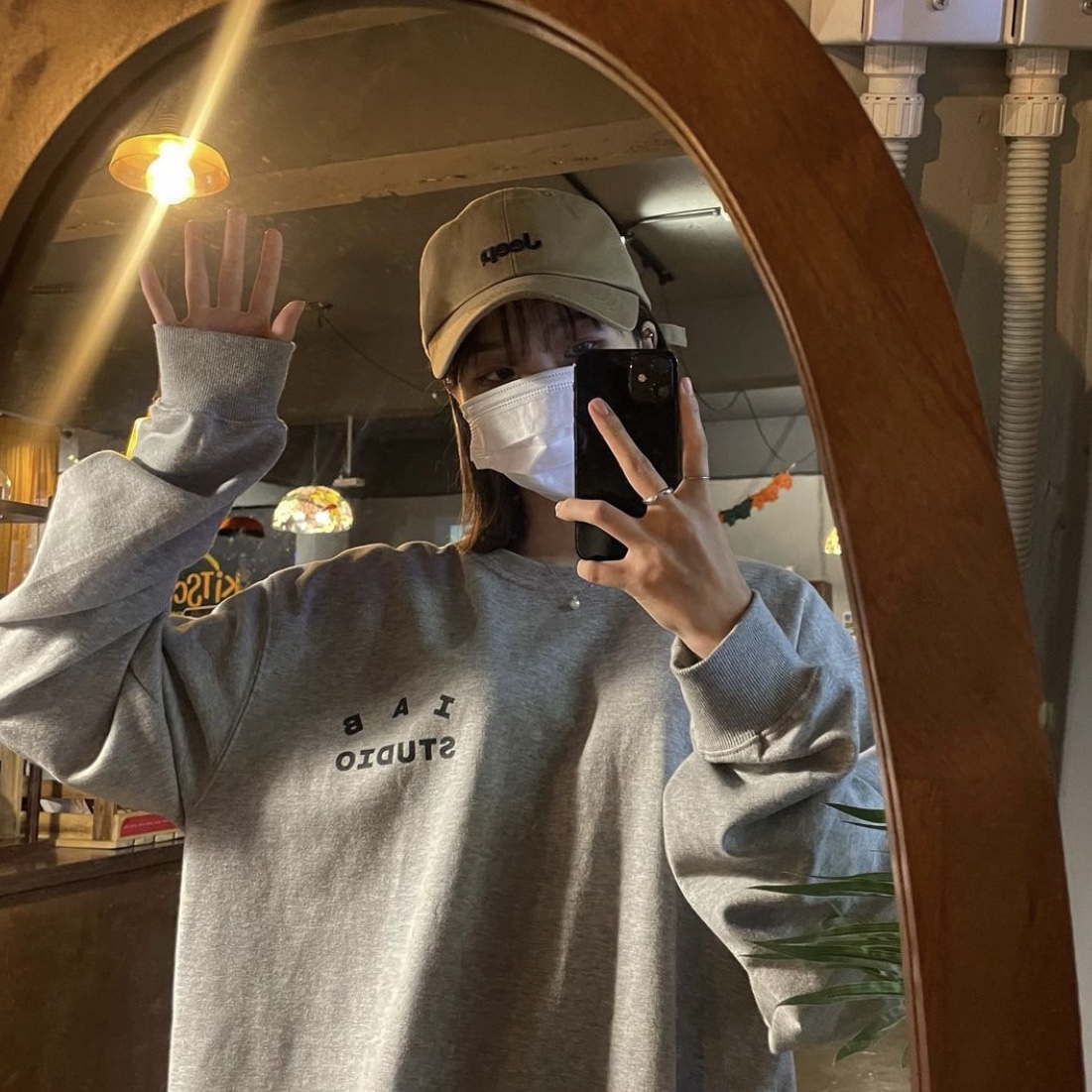 IAB Studio Long Sleeve Gray, Converse Run Star Hike Hi Black White Gum 착용 스타일 - 1
