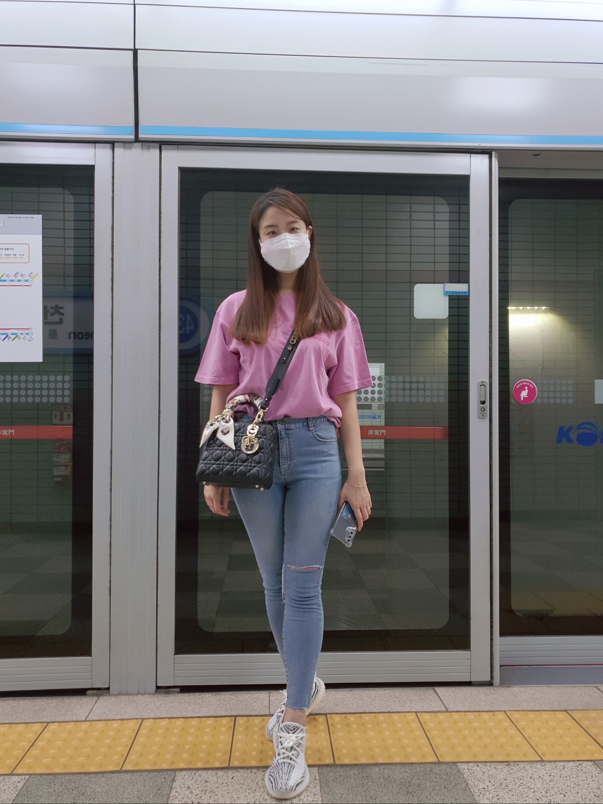 Dior Small Lady Bag My ABCDior Cannage Lambskin Black, IAB Studio Pigment T-Shirt Magenta 착용 스타일 - 1