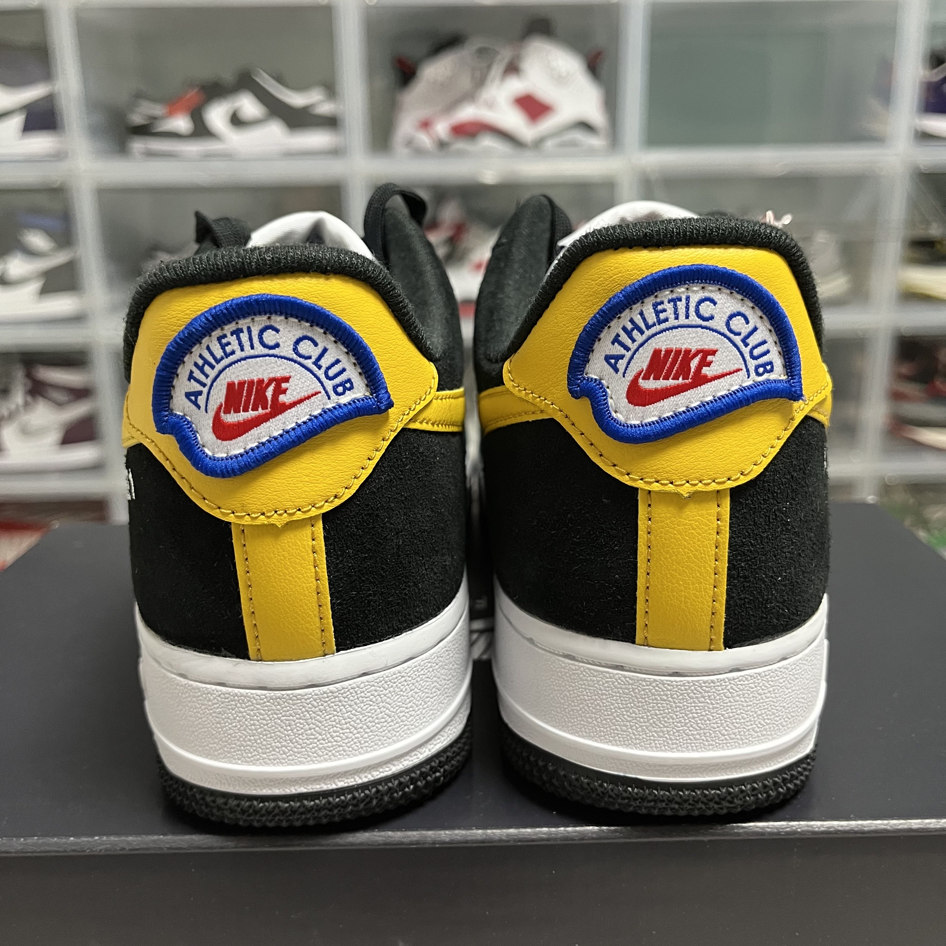 Nike Air Force 1 '07 LV8 Athletic Club Black Dark Sulfur 착용 스타일 - 2