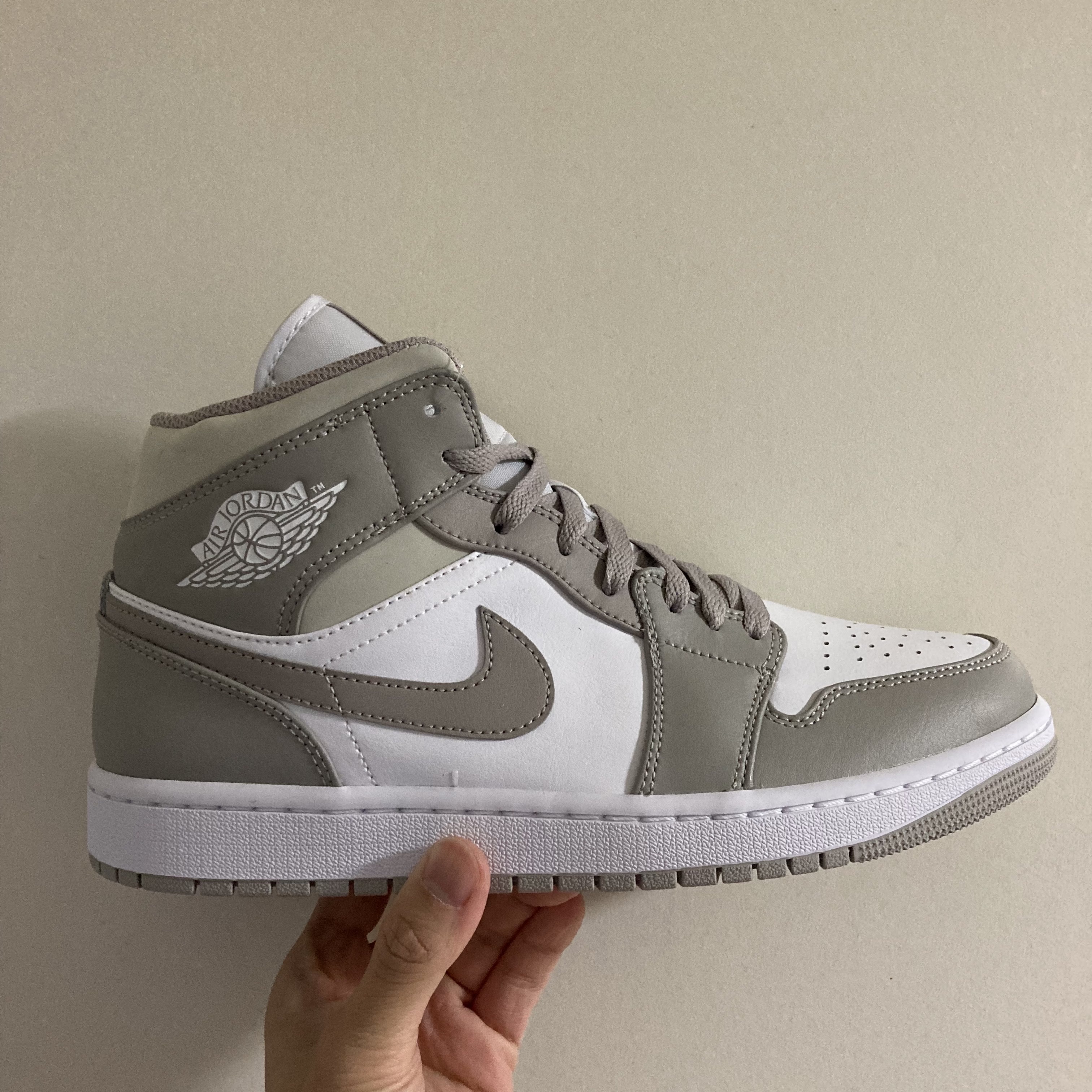 Jordan 1 Mid College Grey 착용 스타일