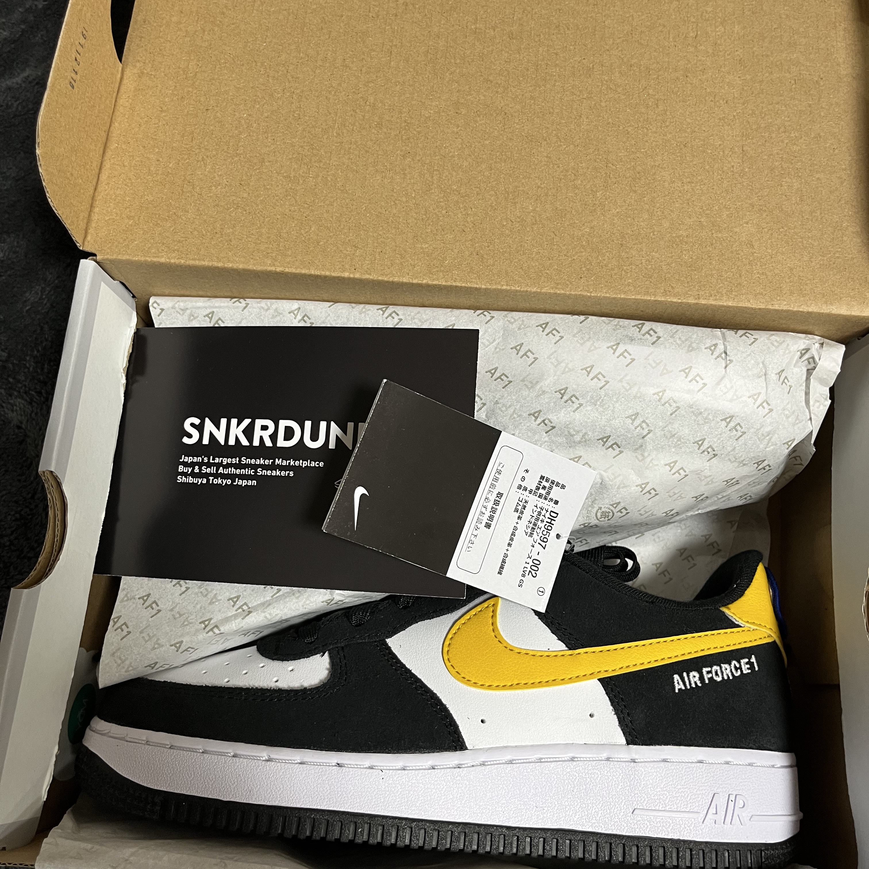(GS) Nike Air Force 1 LV8 Athletic Club Black Dark Sulfur 착용 스타일 - 3