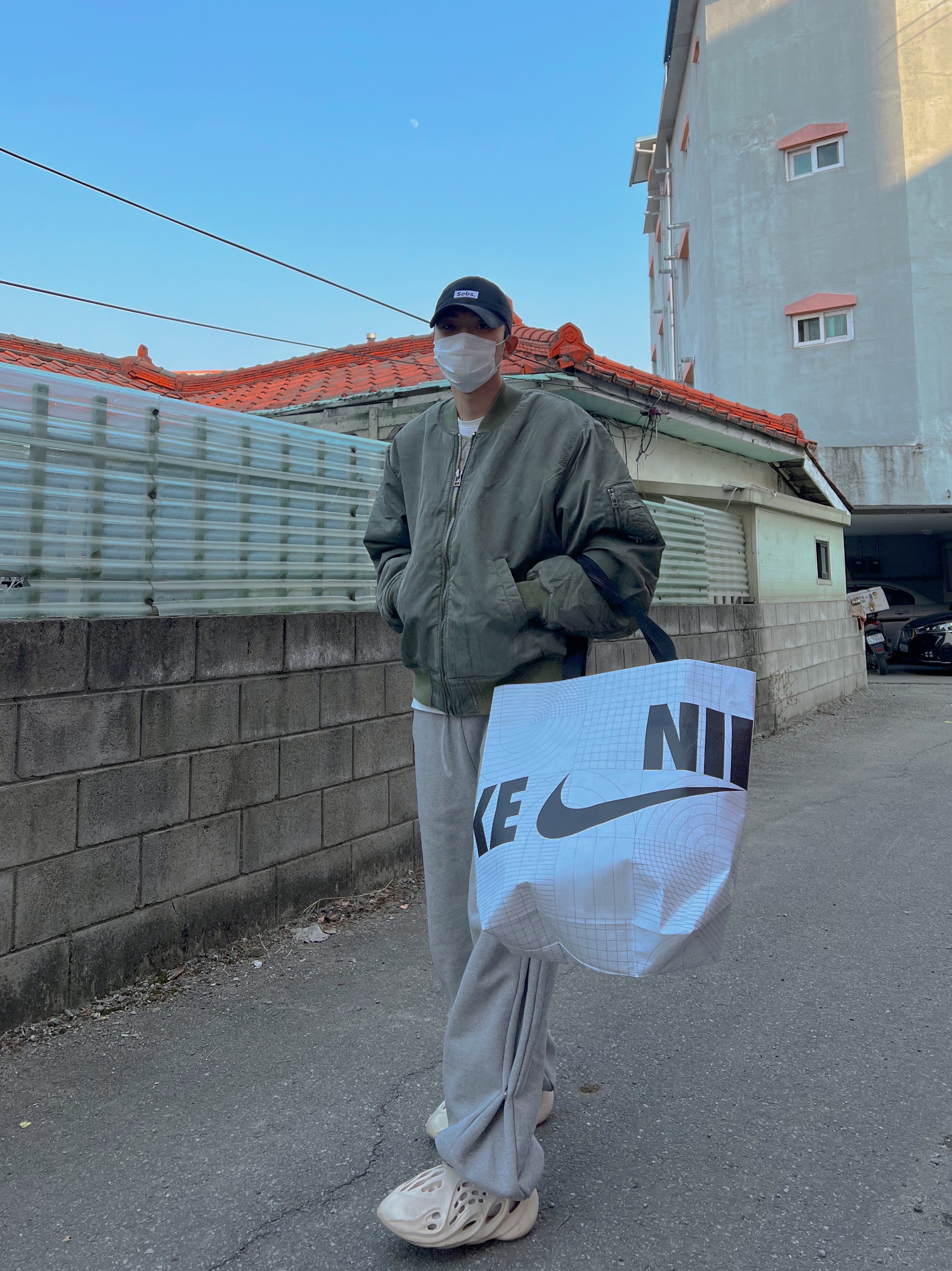 Stussy Dyed Nylon Bomber Olive, Adidas Yeezy Foam RNNR Sand 착용 스타일