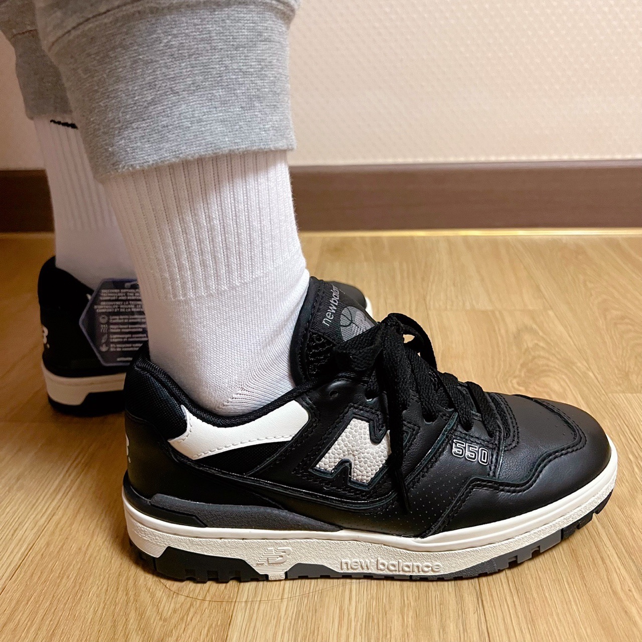 New Balance 550 Black Grey - 2E Wide 착용 스타일