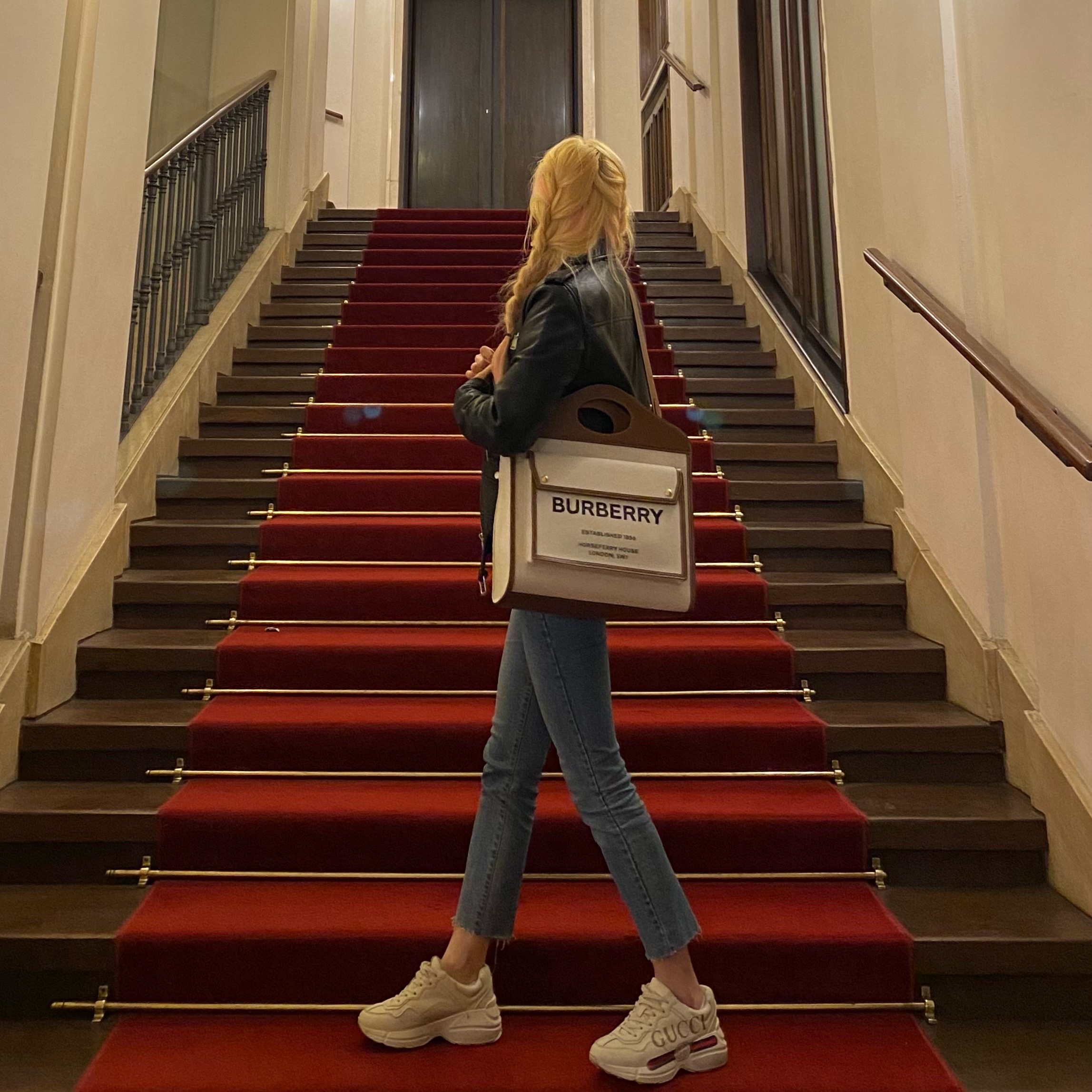 Burberry Mini Two-Tone Canvas and Leather Pocket Bag Natural Malt Brown, (W) Gucci Rhyton Leather Sneakers Logo 착용 스타일 - 1