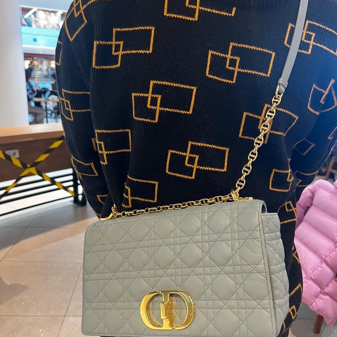 Dior Large Caro Bag Supple Cannage Calfskin Black 착용 스타일