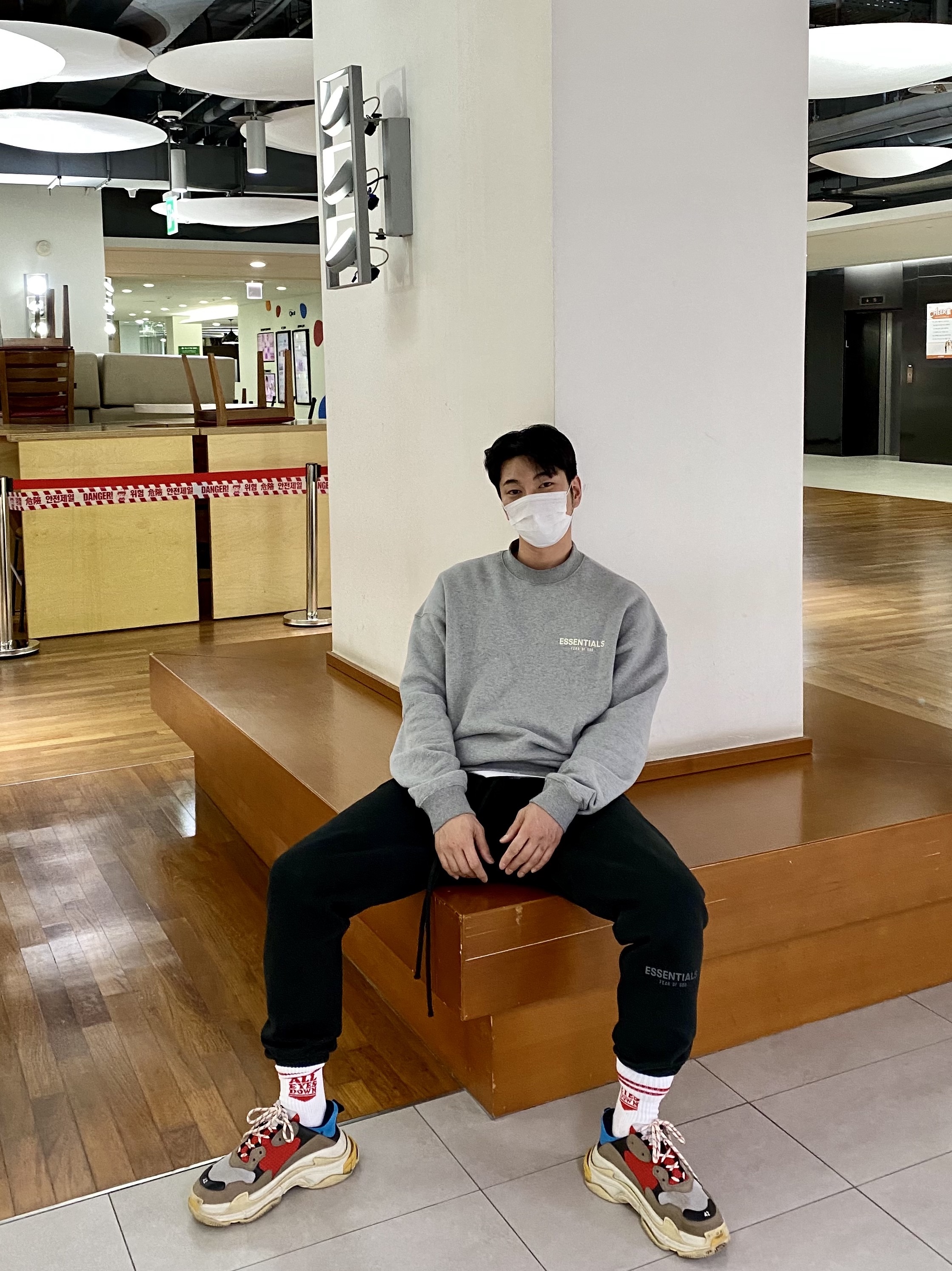 Balenciaga Triple S Grey Red Blue 2018 Reissue 착용 스타일 - 1
