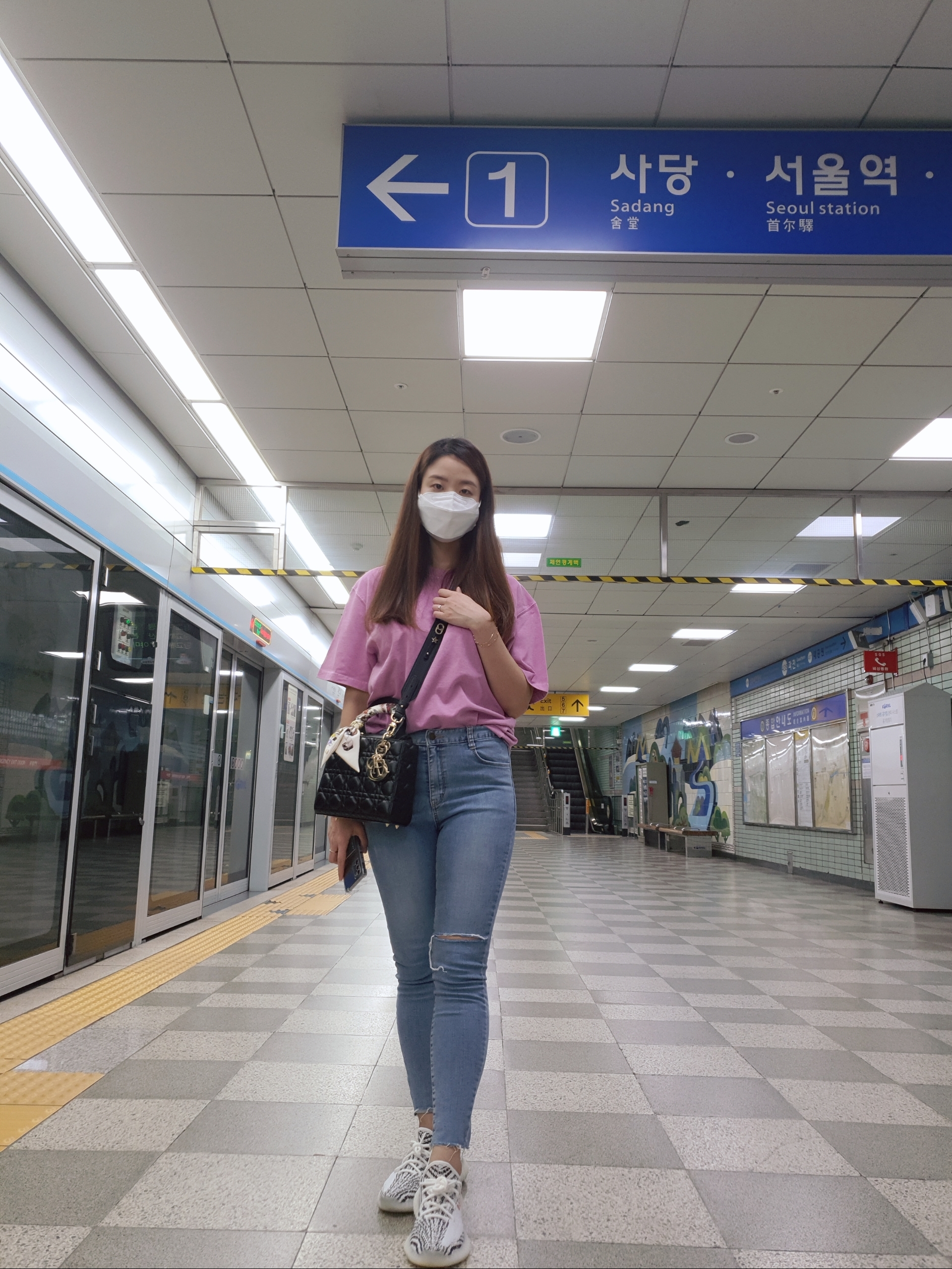 Dior Small Lady Bag My ABCDior Cannage Lambskin Black, IAB Studio Pigment T-Shirt Magenta 착용 스타일 - 2