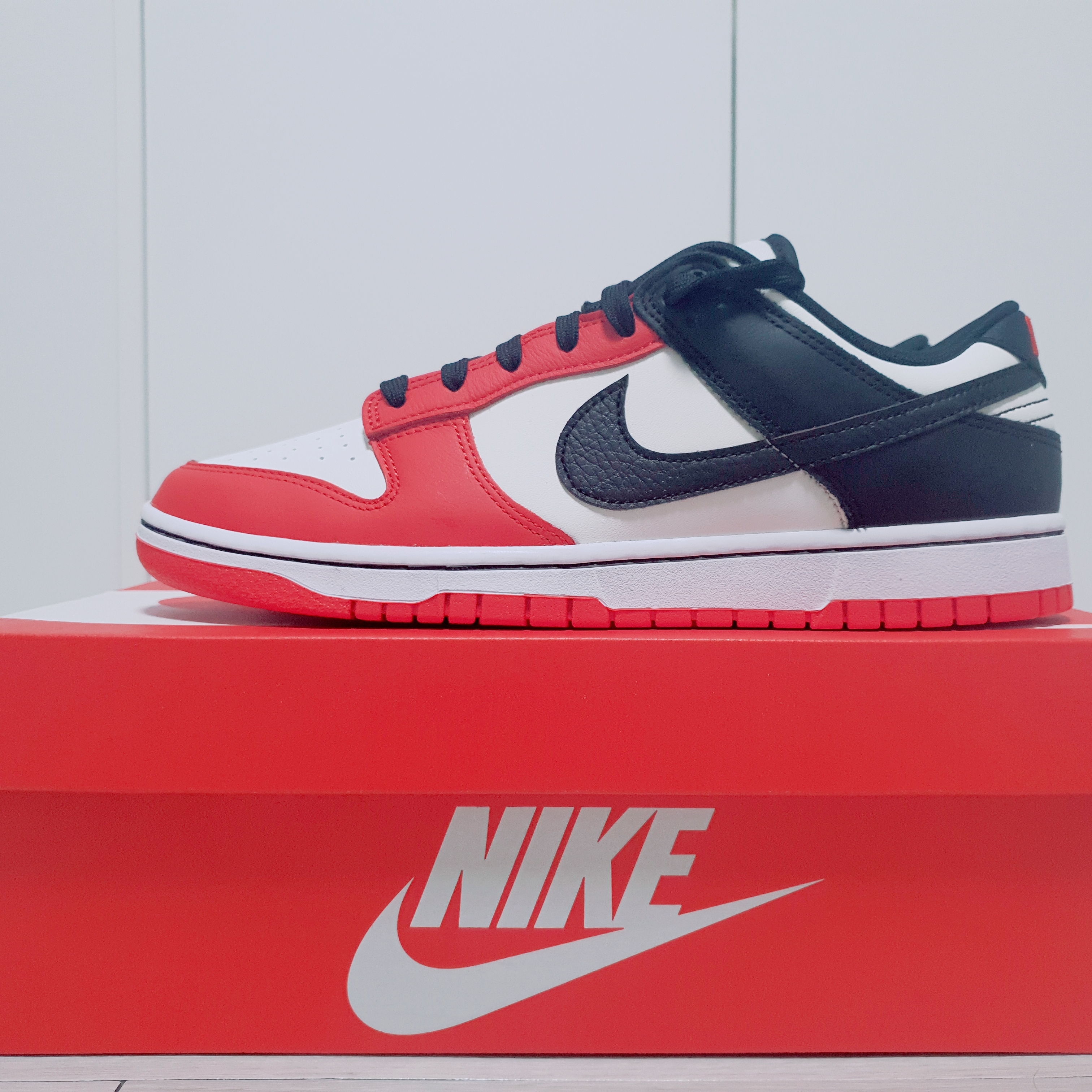 Nike x NBA Dunk Low Retro EMB Black and Chile Red 착용 스타일 - 2