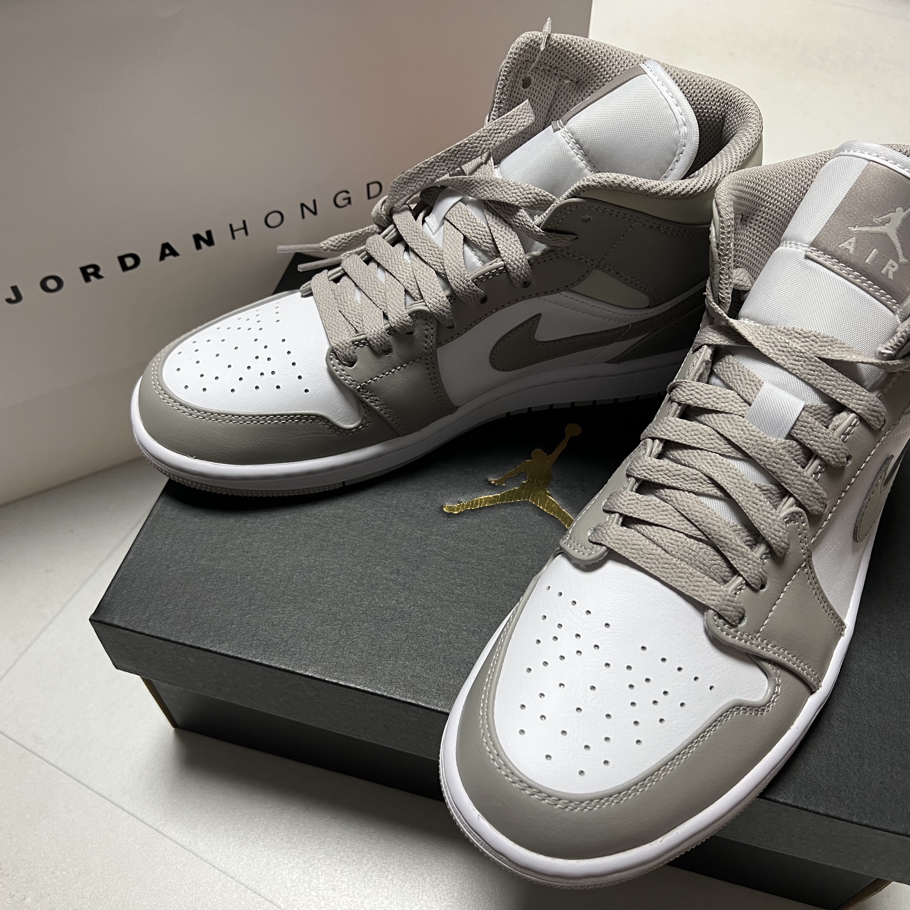 Jordan 1 Mid College Grey 착용 스타일
