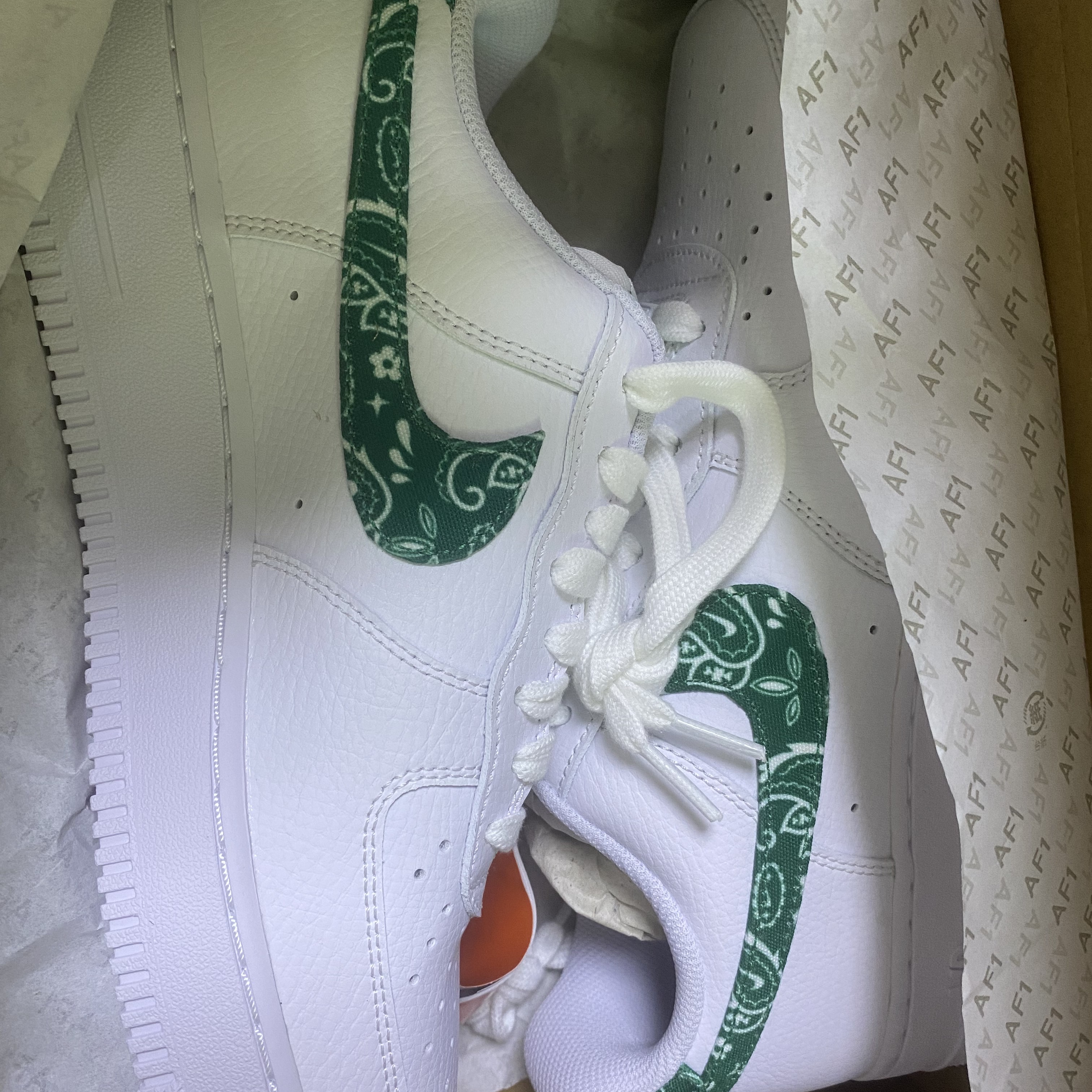 (W) Nike Air Force 1 '07 Essential Paisley Swoosh White Malachite 착용 스타일 - 1