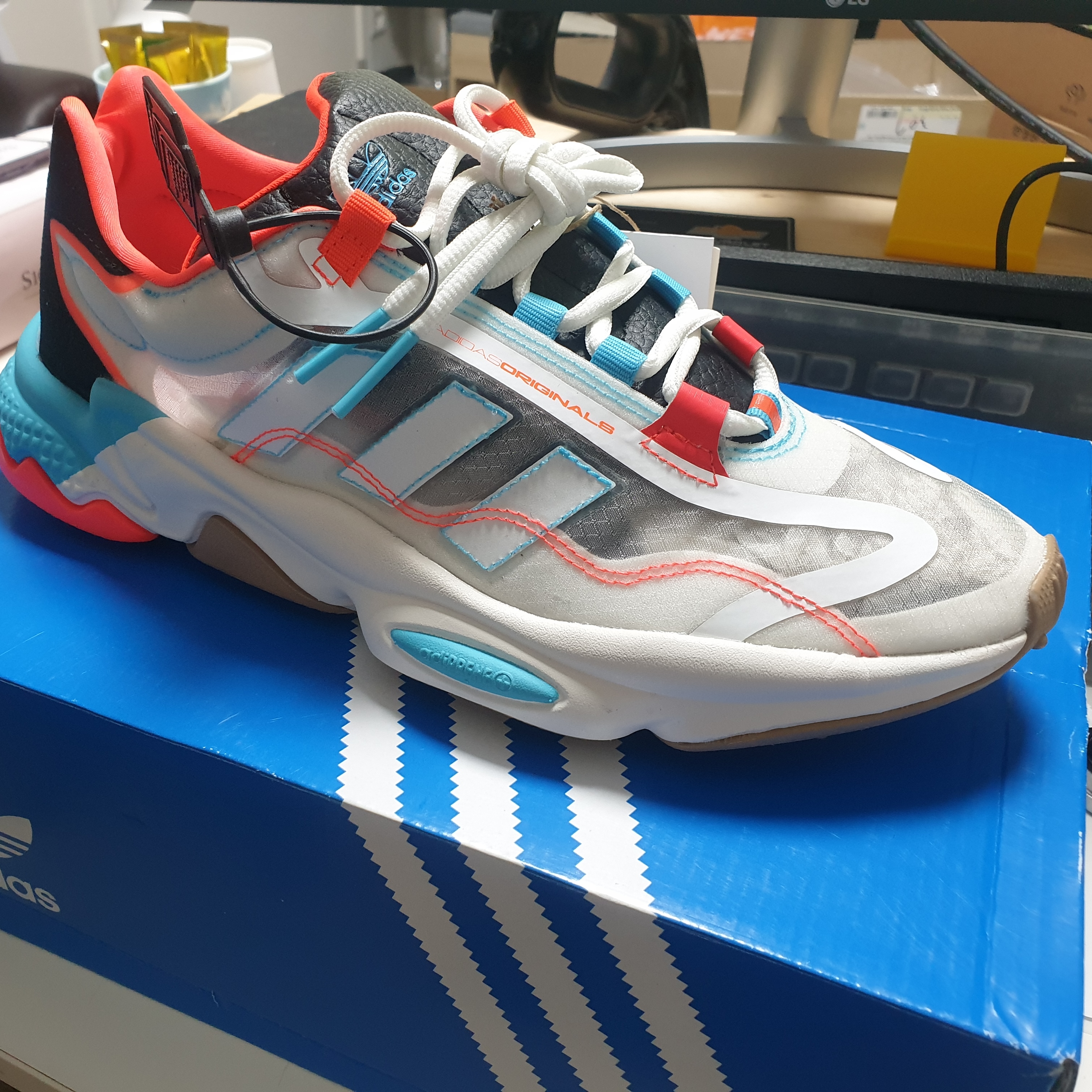 Adidas Ozweego Pure White Bright Cyan Solar Red 착용 스타일 - 1