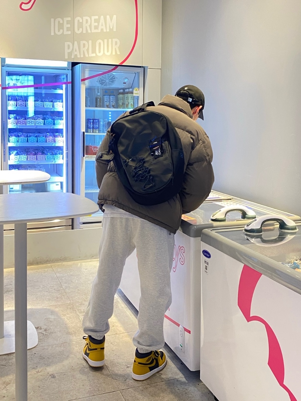 Ader Error x Eastpak Up-Down Sling Black, Jordan 1 Retro High OG Pollen 착용 스타일