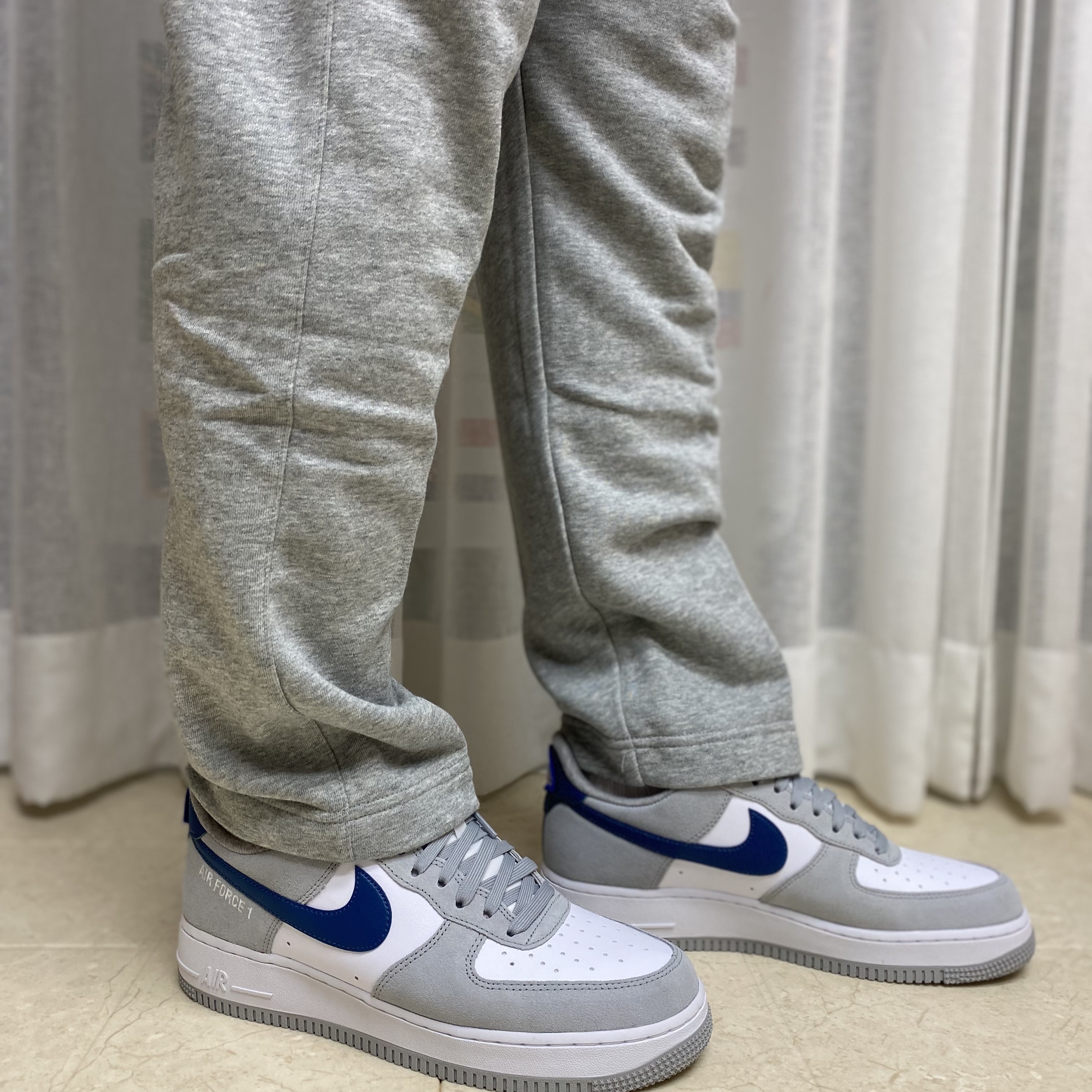 Nike Air Force 1 '07 LV8 Athletic Club Light Smoke Grey Marina 착용 스타일 - 2