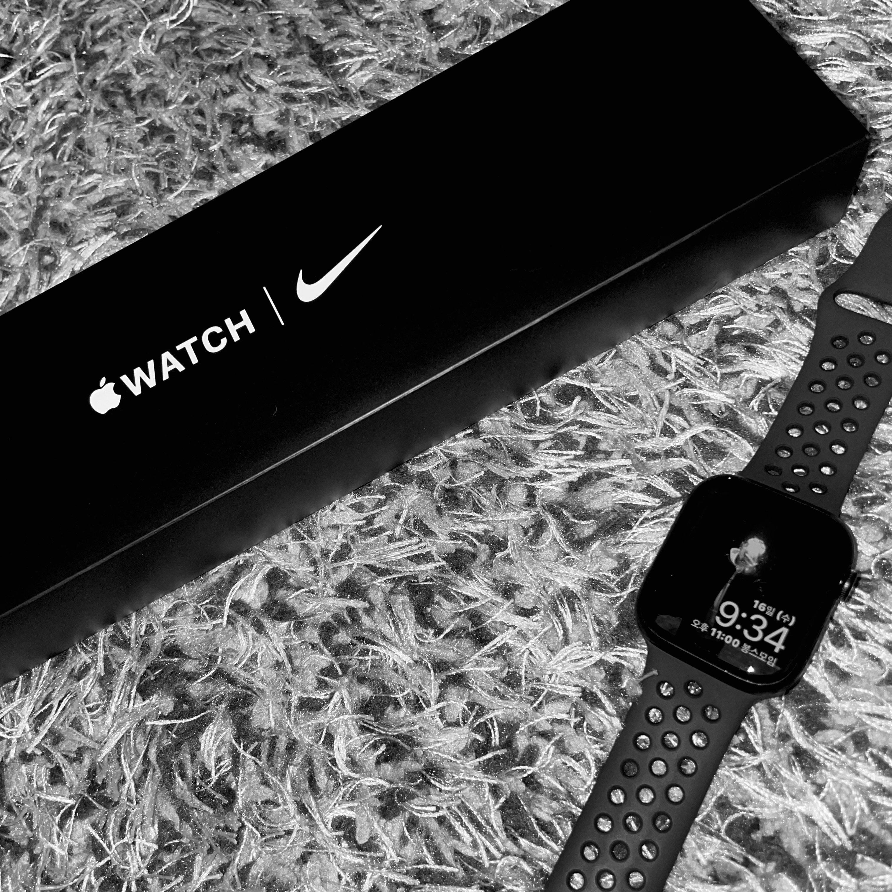 Apple Watch Nike Series 7 45mm GPS Midnight Aluminum Case with Nike Sport Band Anthracite Black (Korean Ver.), Adidas Yeezy 500 Utility Black 2018/2020 착용 스타일 - 1
