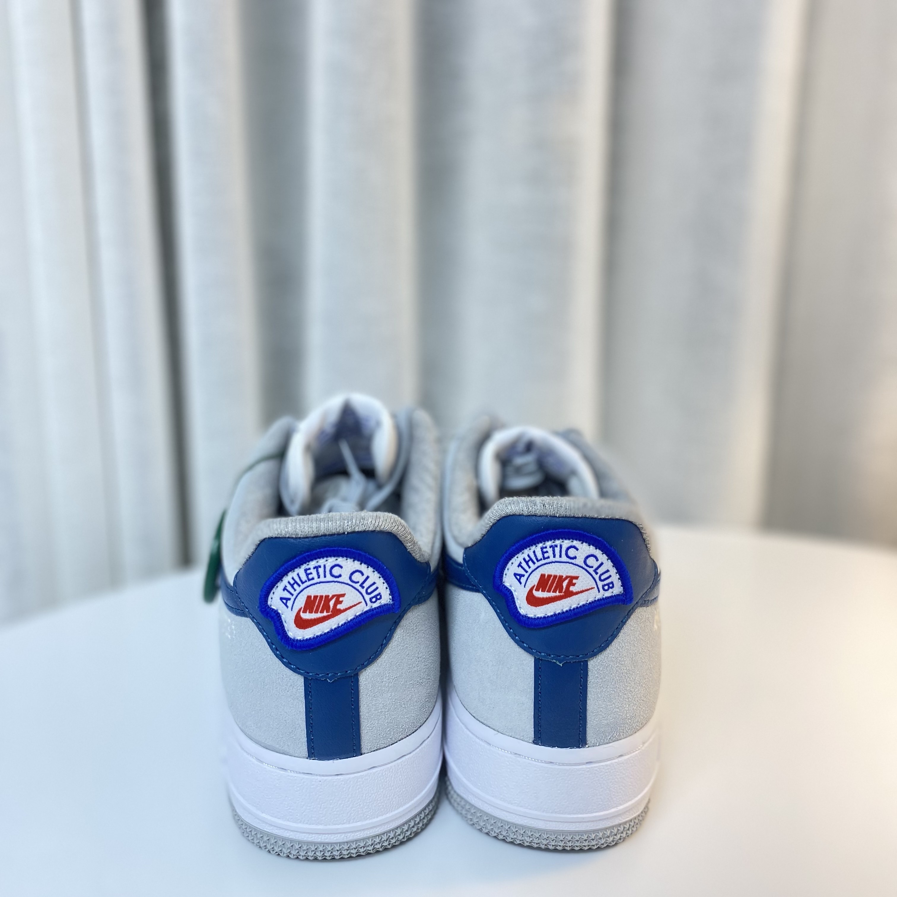 Nike Air Force 1 '07 LV8 Athletic Club Light Smoke Grey Marina 착용 스타일 - 5