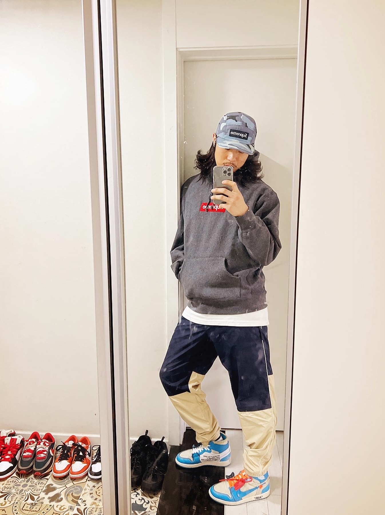 Jordan 1 x Off-White Retro High University Blue, Supreme Box Logo Hooded Sweatshirt Charcoal - 21FW 착용 스타일 - 2