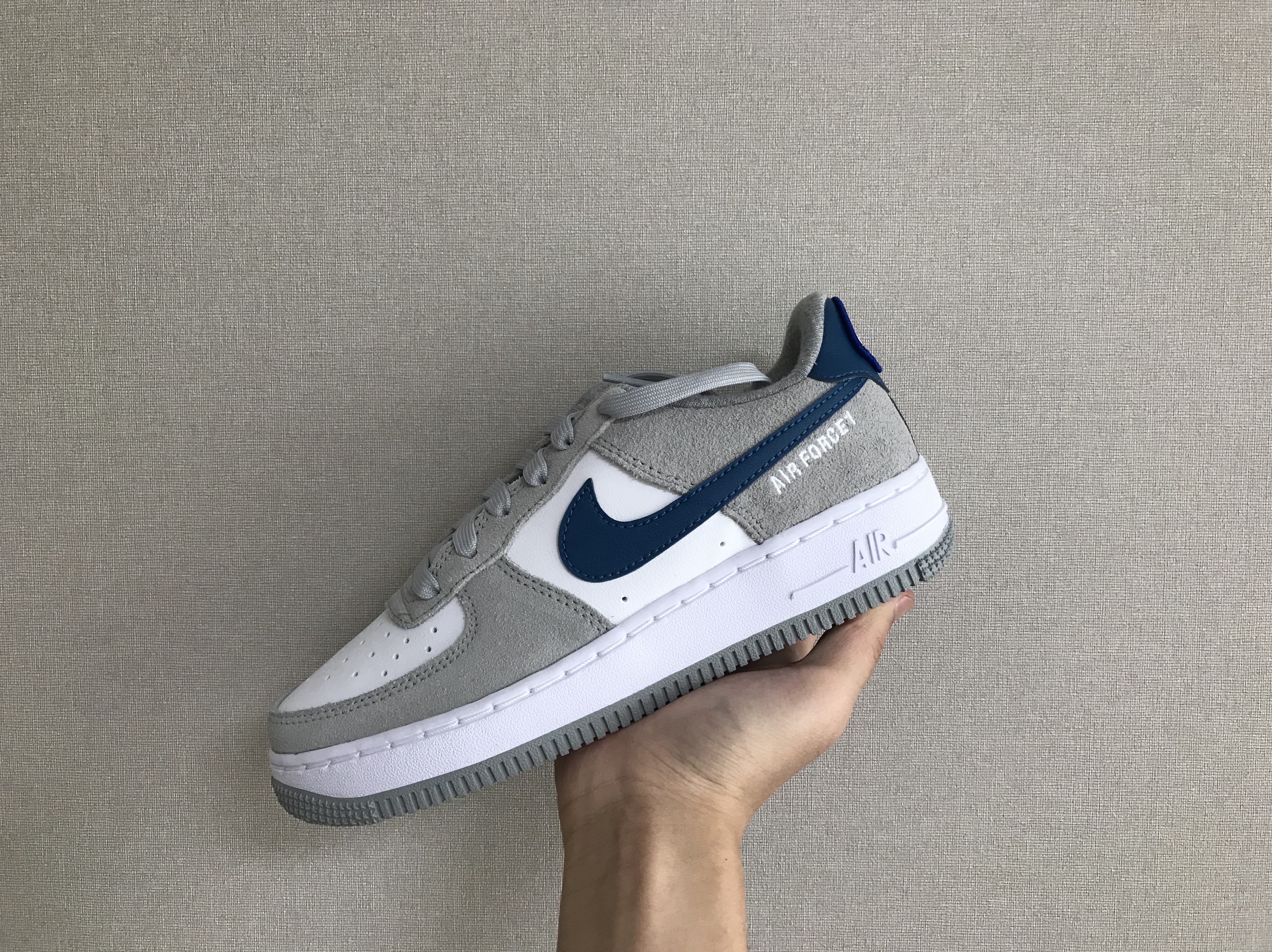 (GS) Nike Air Force 1 LV8 Athletic Club Light Smoke Grey Marina 착용 스타일