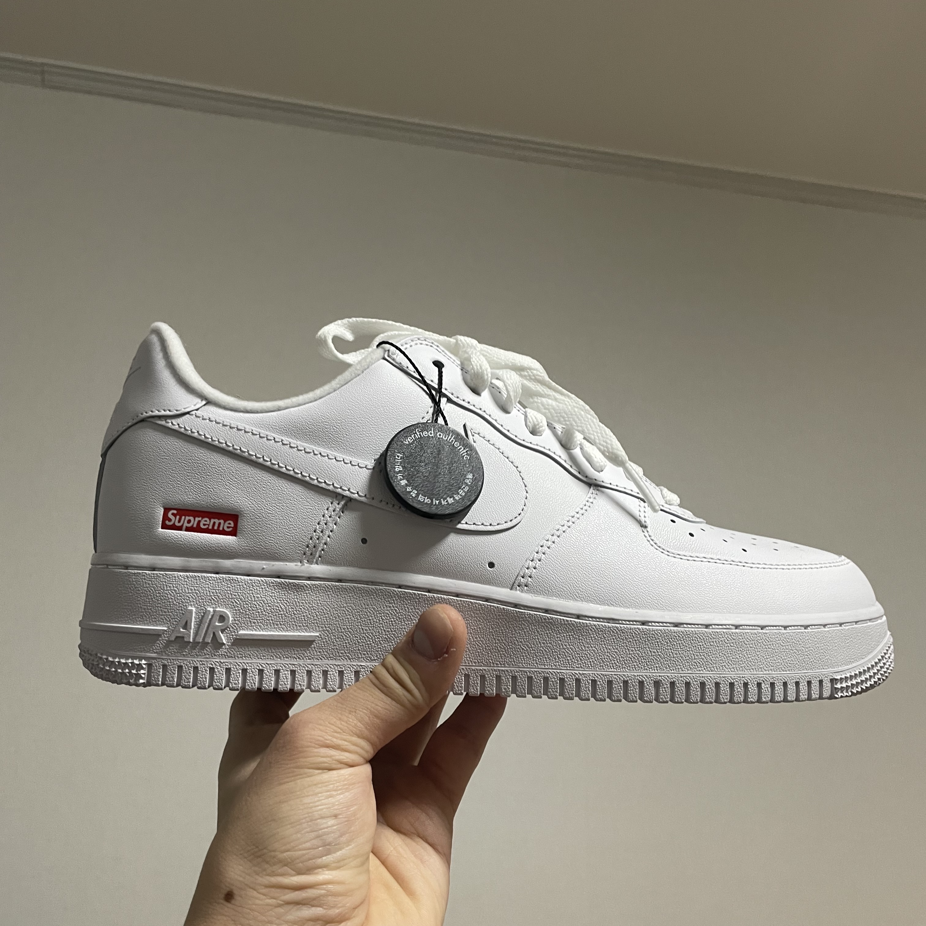 Nike x Supreme Air Force 1 Low White 착용 스타일 - 2