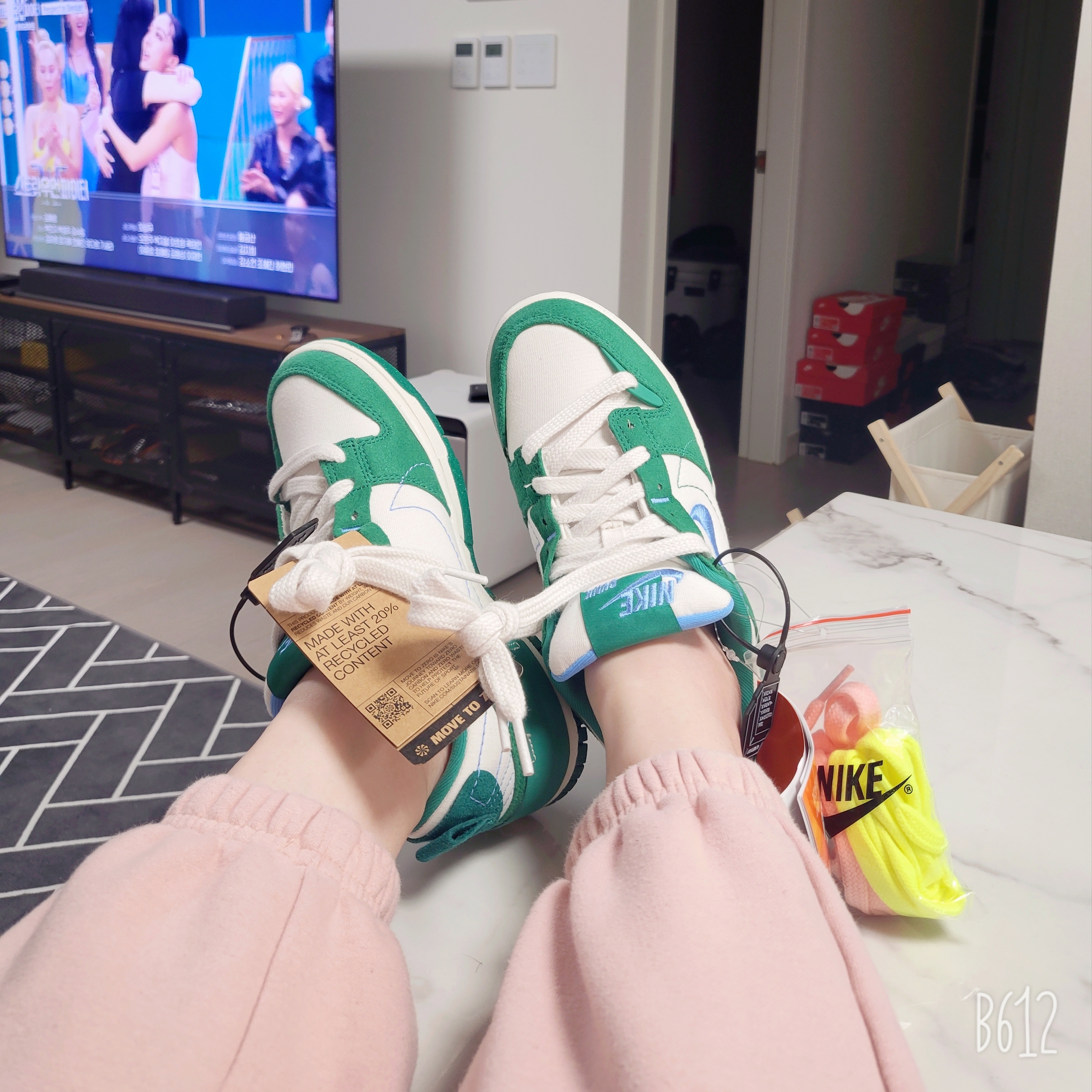 (W) Nike Dunk Low Disrupt 2 Phantom University Blue 착용 스타일 - 1