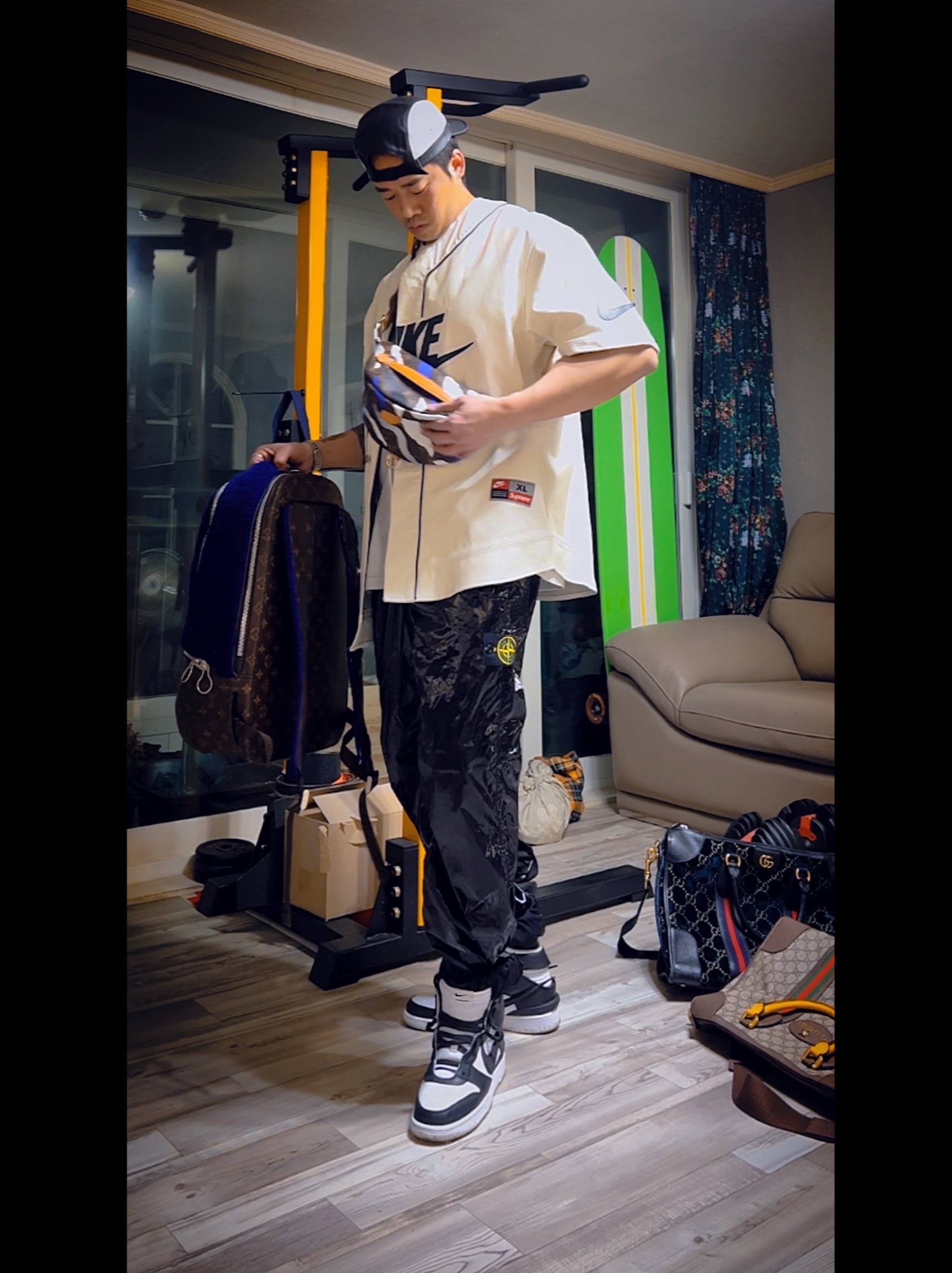 Supreme Bleed Logo S/S Top White - 20FW, Supreme x Nike Leather Baseball Jersey White - 19FW 착용 스타일 - 2