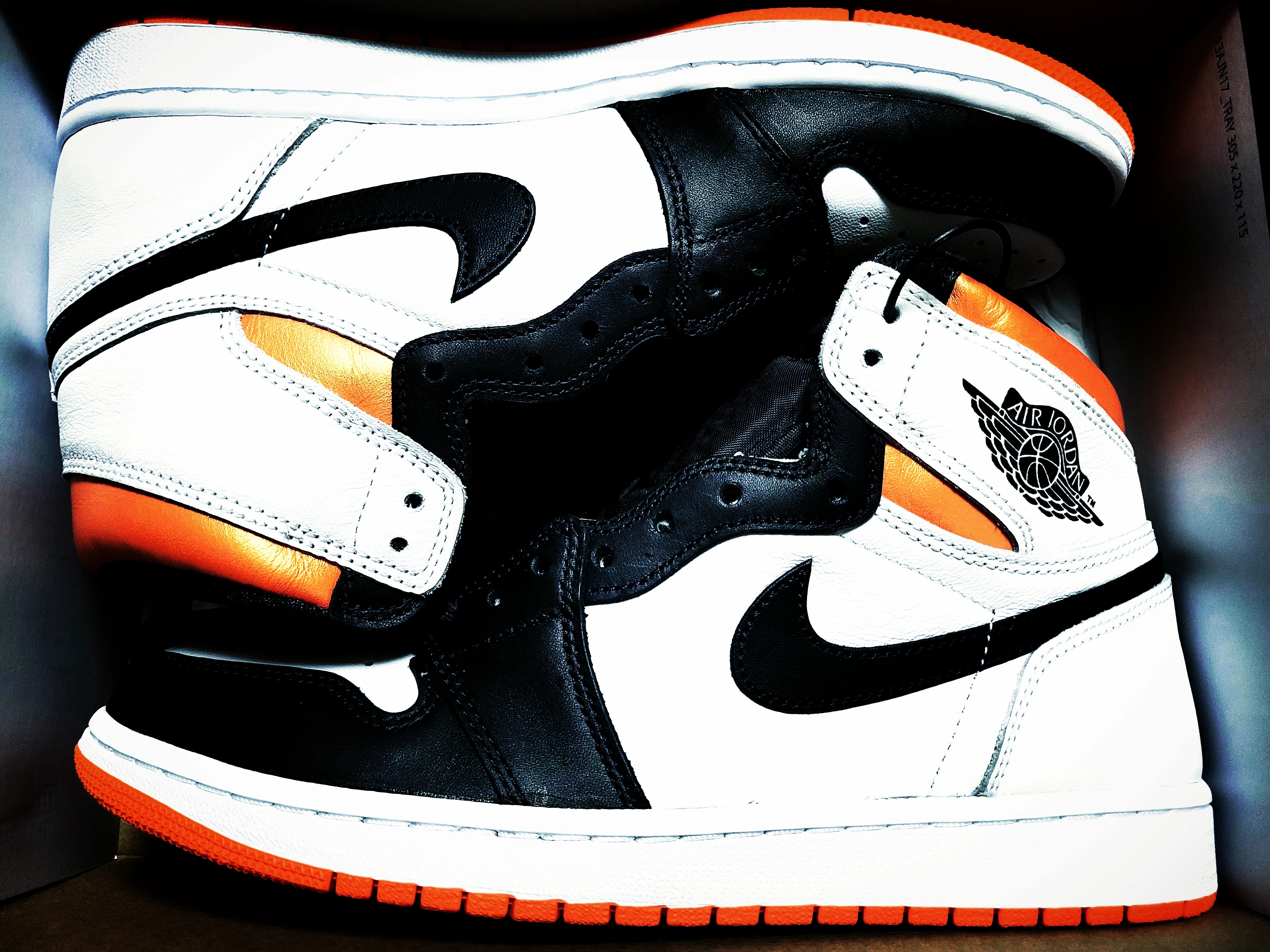 Jordan 1 Retro High OG Electro Orange 착용 스타일