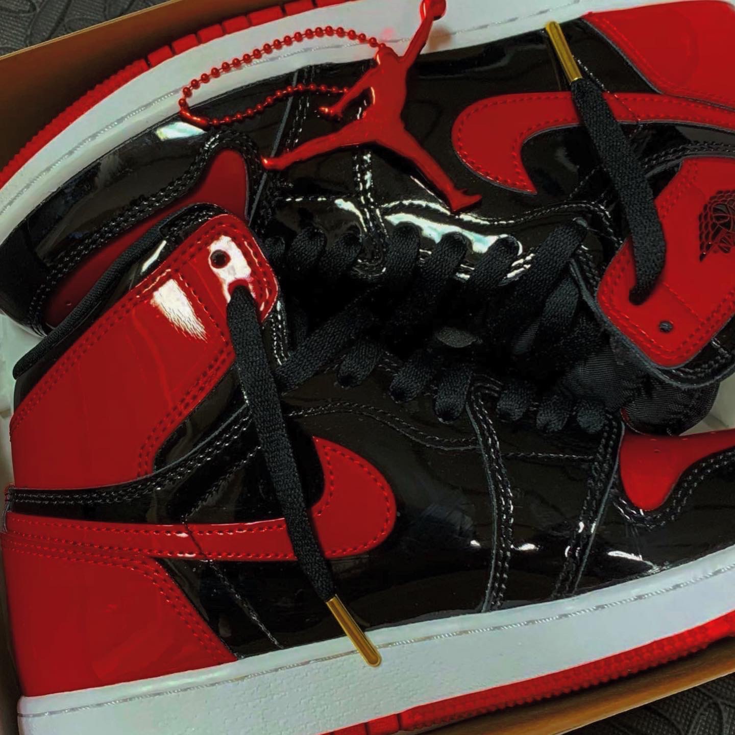 Jordan 4 Retro Tour Yellow, Jordan 1 Retro High OG Patent Bred 착용 스타일 - 2