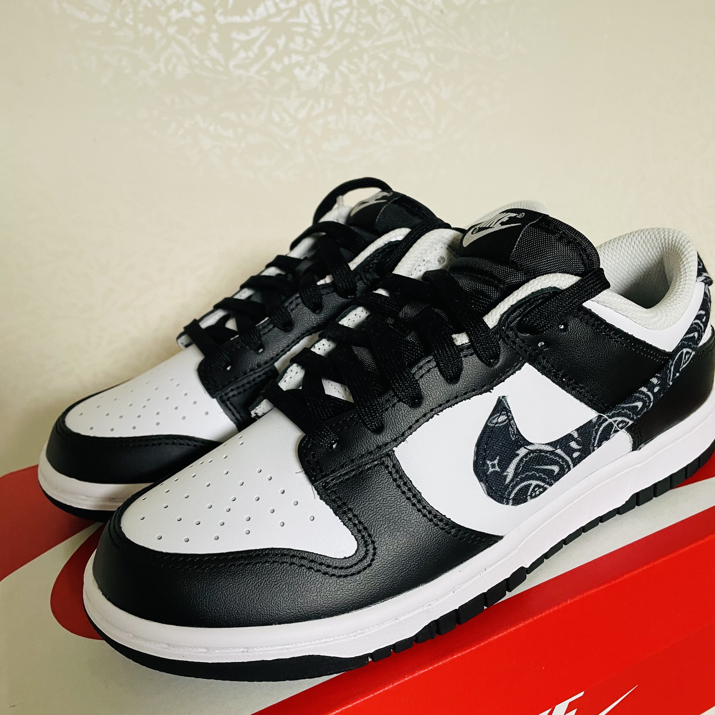 (W) Nike Dunk Low Essential Black Paisley 착용 스타일 - 2