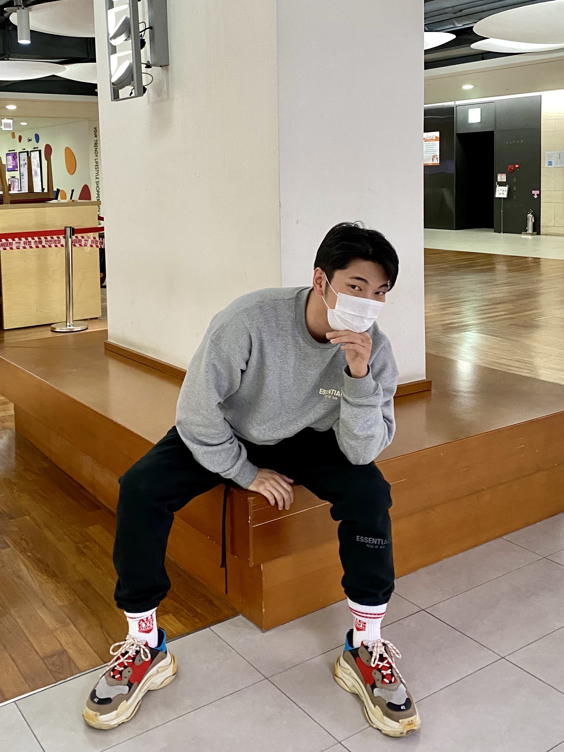 Balenciaga Triple S Grey Red Blue 2018 Reissue 착용 스타일 - 2