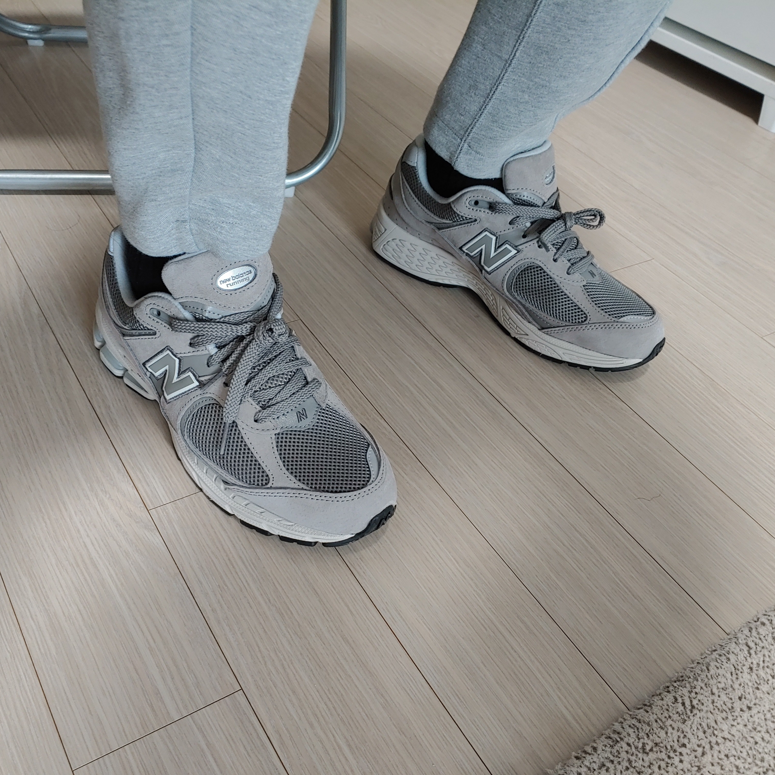 New Balance 2002R Grey 착용 스타일 - 1
