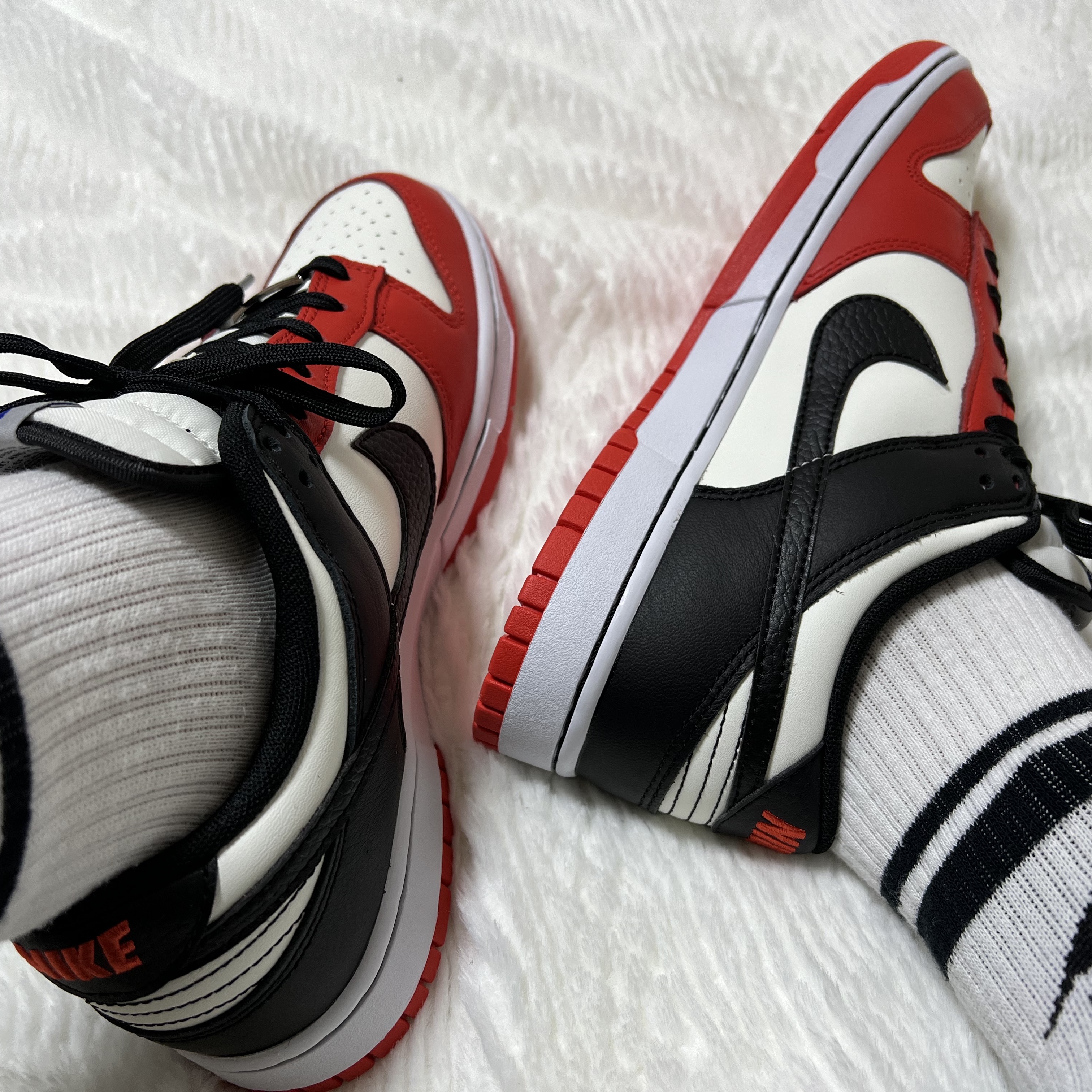 Nike x NBA Dunk Low Retro EMB Black and Chile Red 착용 스타일