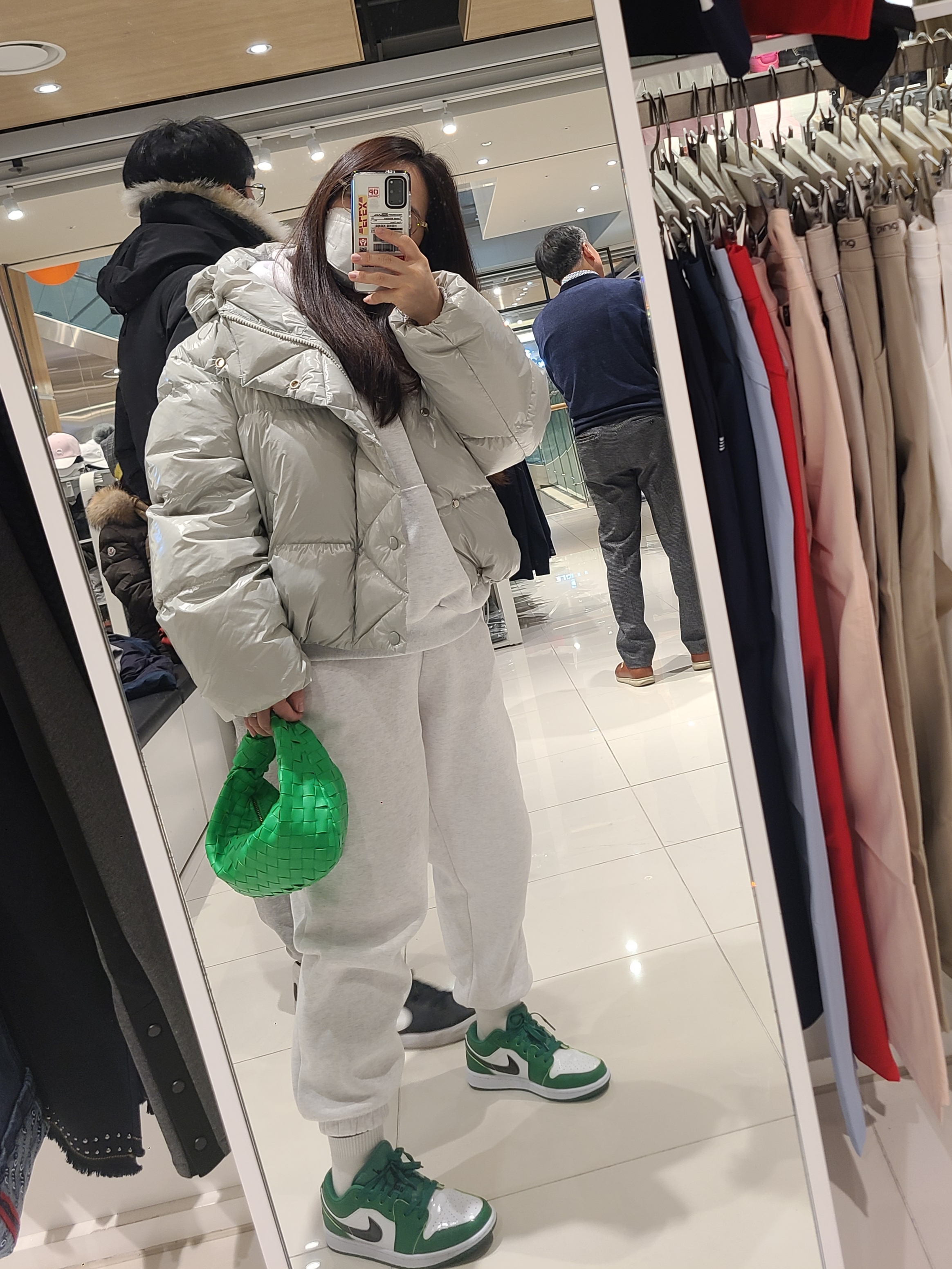 Bottega Veneta Mini Leather Jodie Parakeet, (GS) Jordan 1 Low Pine Green 착용 스타일