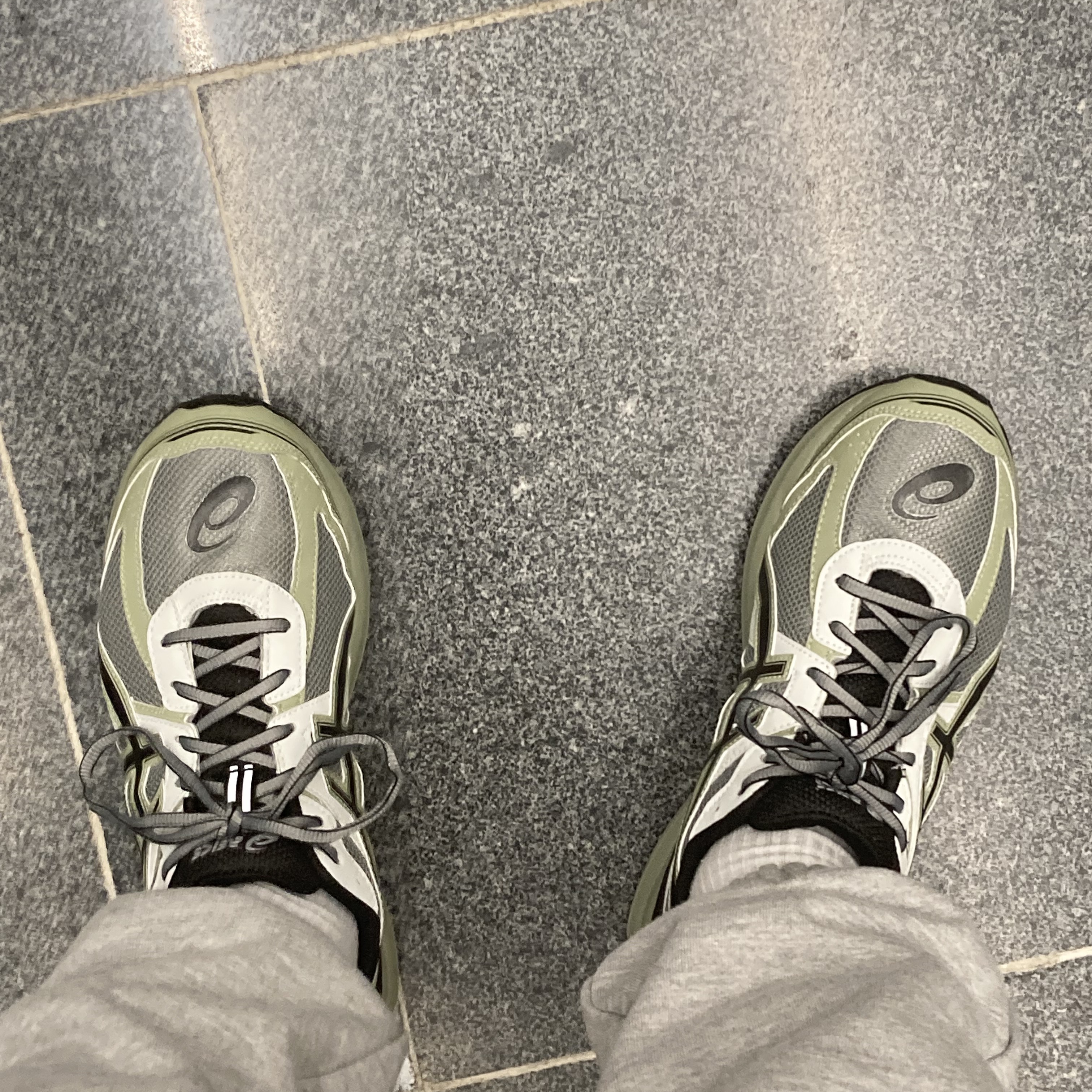 Asics Jog 100 S Sheet Rock - 2E Wide 착용 스타일 - 1