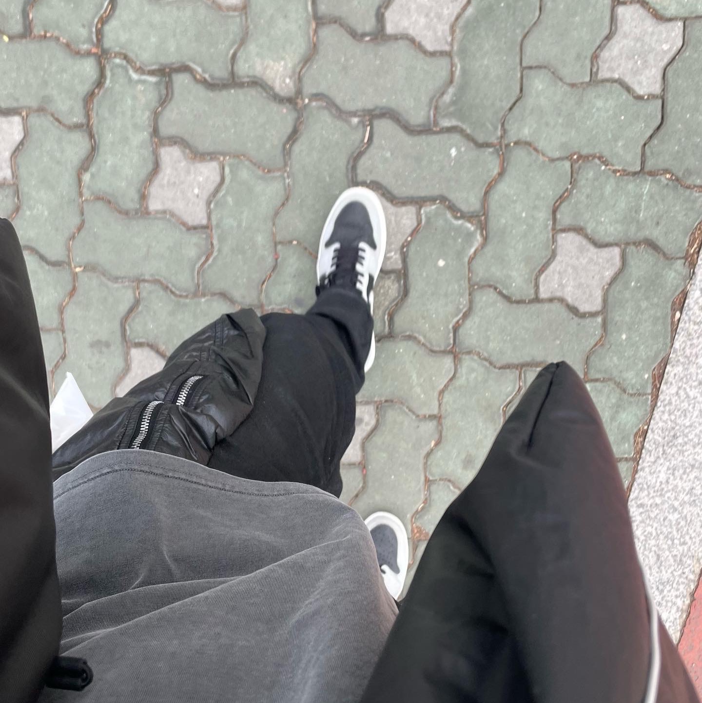 Yeezy Gap Round Jacket Black, Jordan 1 Retro High OG Shadow 2.0 착용 스타일 - 1