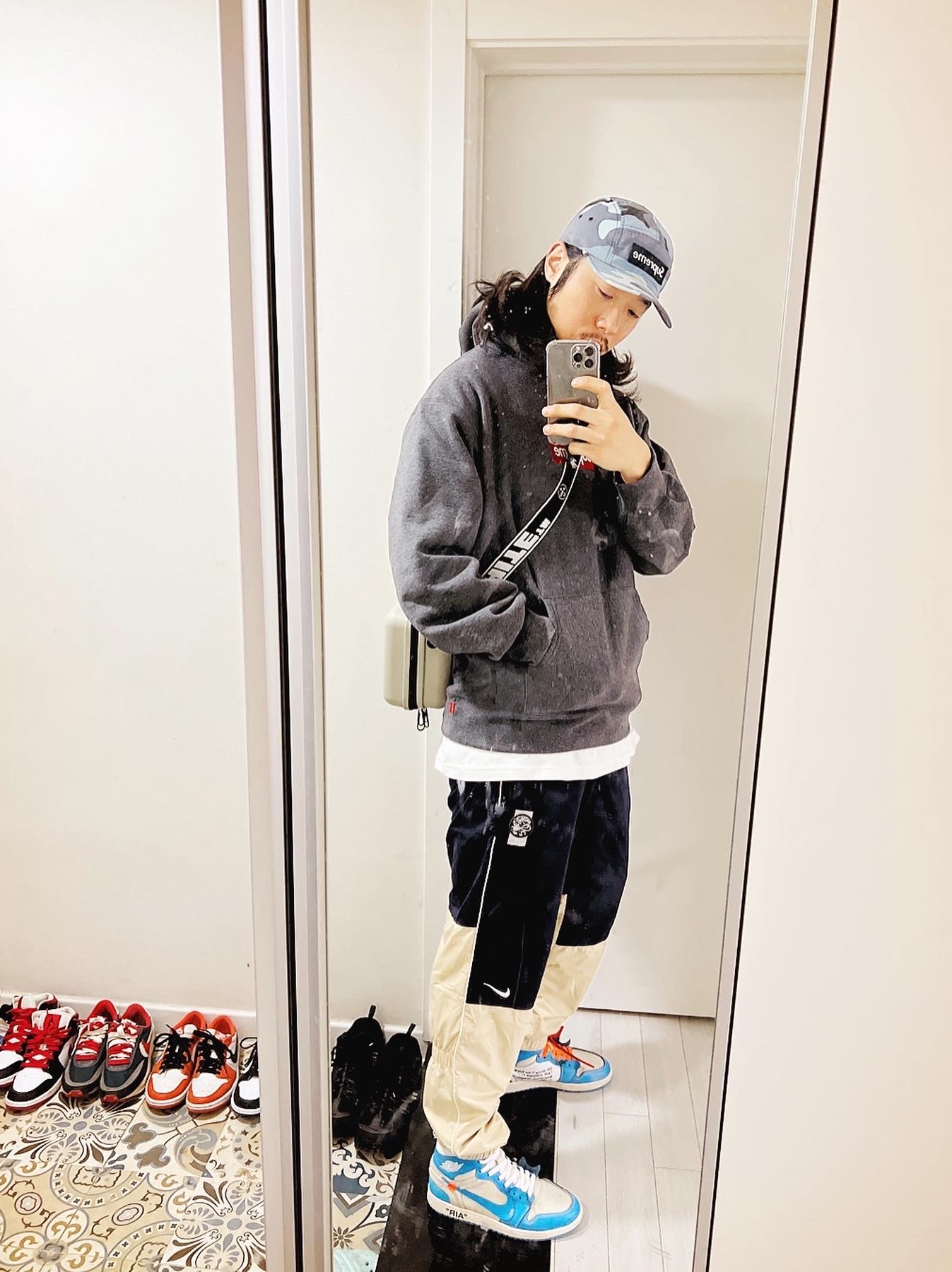 Jordan 1 x Off-White Retro High University Blue, Supreme Box Logo Hooded Sweatshirt Charcoal - 21FW 착용 스타일 - 3