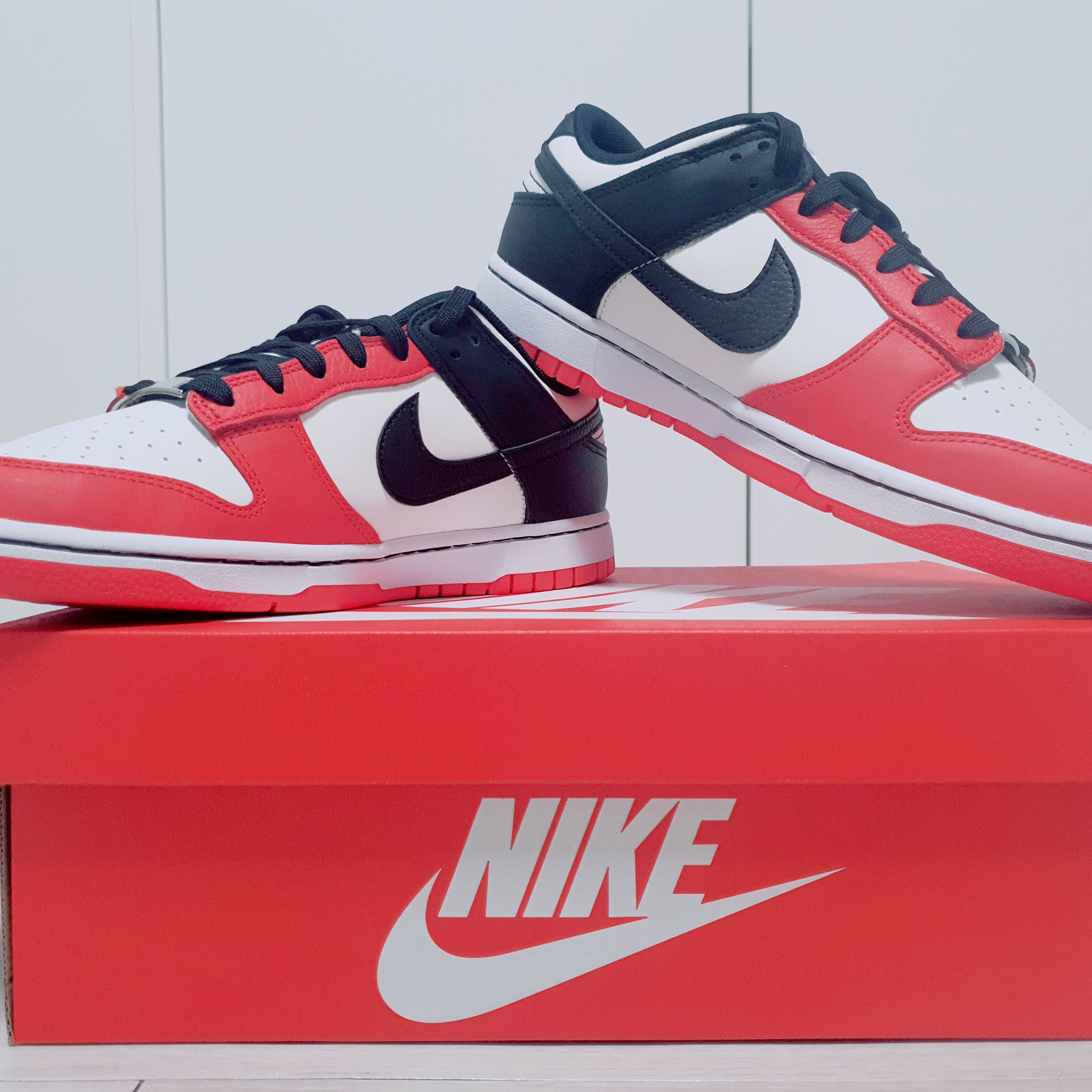 Nike x NBA Dunk Low Retro EMB Black and Chile Red 착용 스타일 - 3