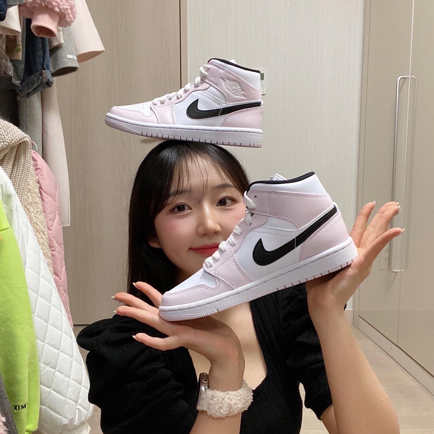 (W) Jordan 1 Mid Barely Rose 착용 스타일 - 2