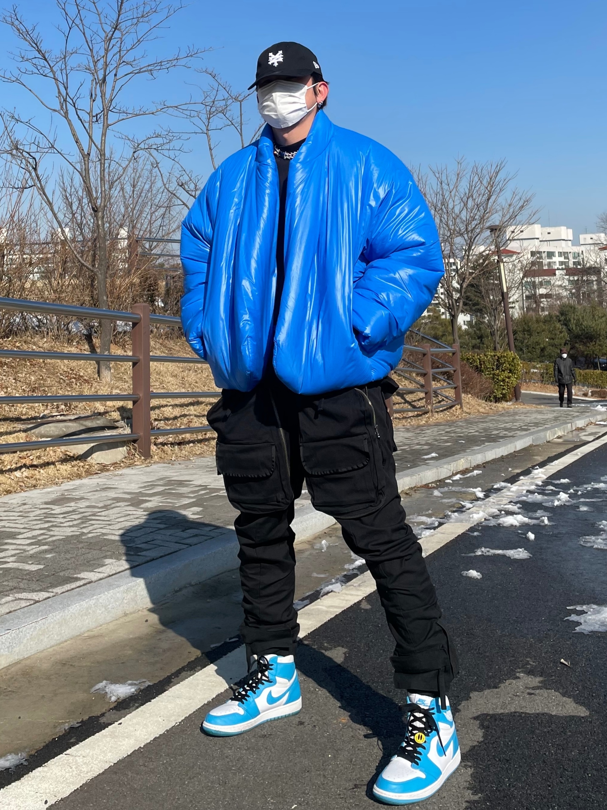 Yeezy Gap Round Jacket Blue, Jordan 1 Retro UNC 착용 스타일 - 1
