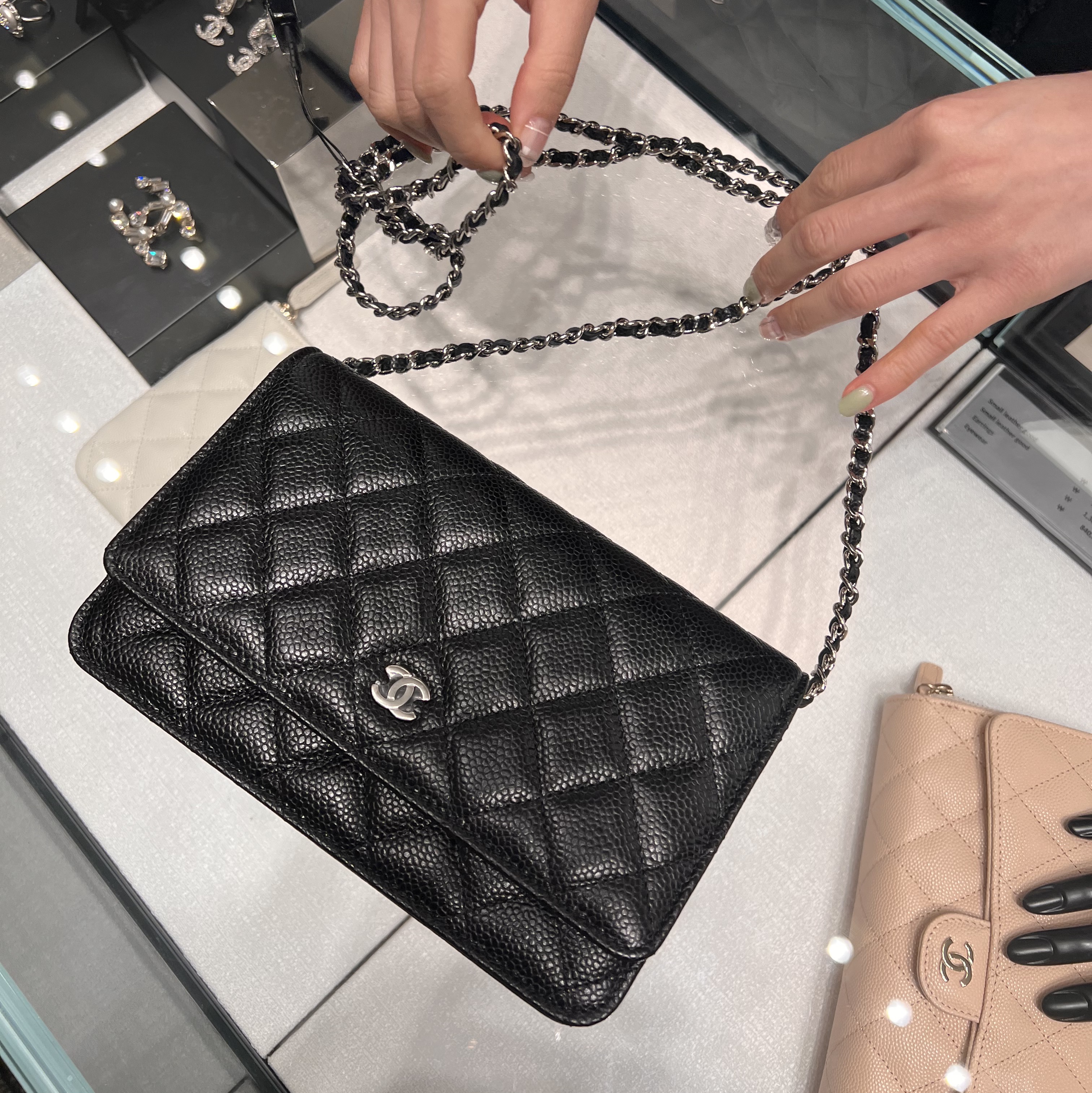 Chanel Classic Wallet On Chain Grained Calfskin & Silver Black 착용 스타일