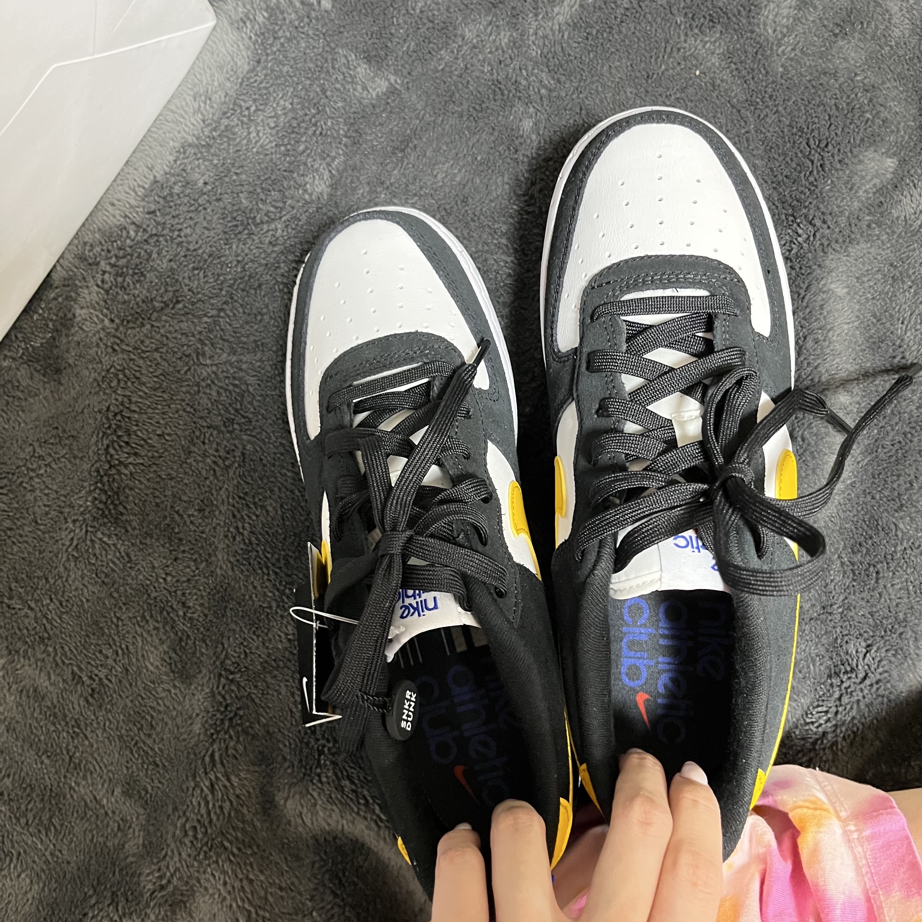 (GS) Nike Air Force 1 LV8 Athletic Club Black Dark Sulfur 착용 스타일 - 1