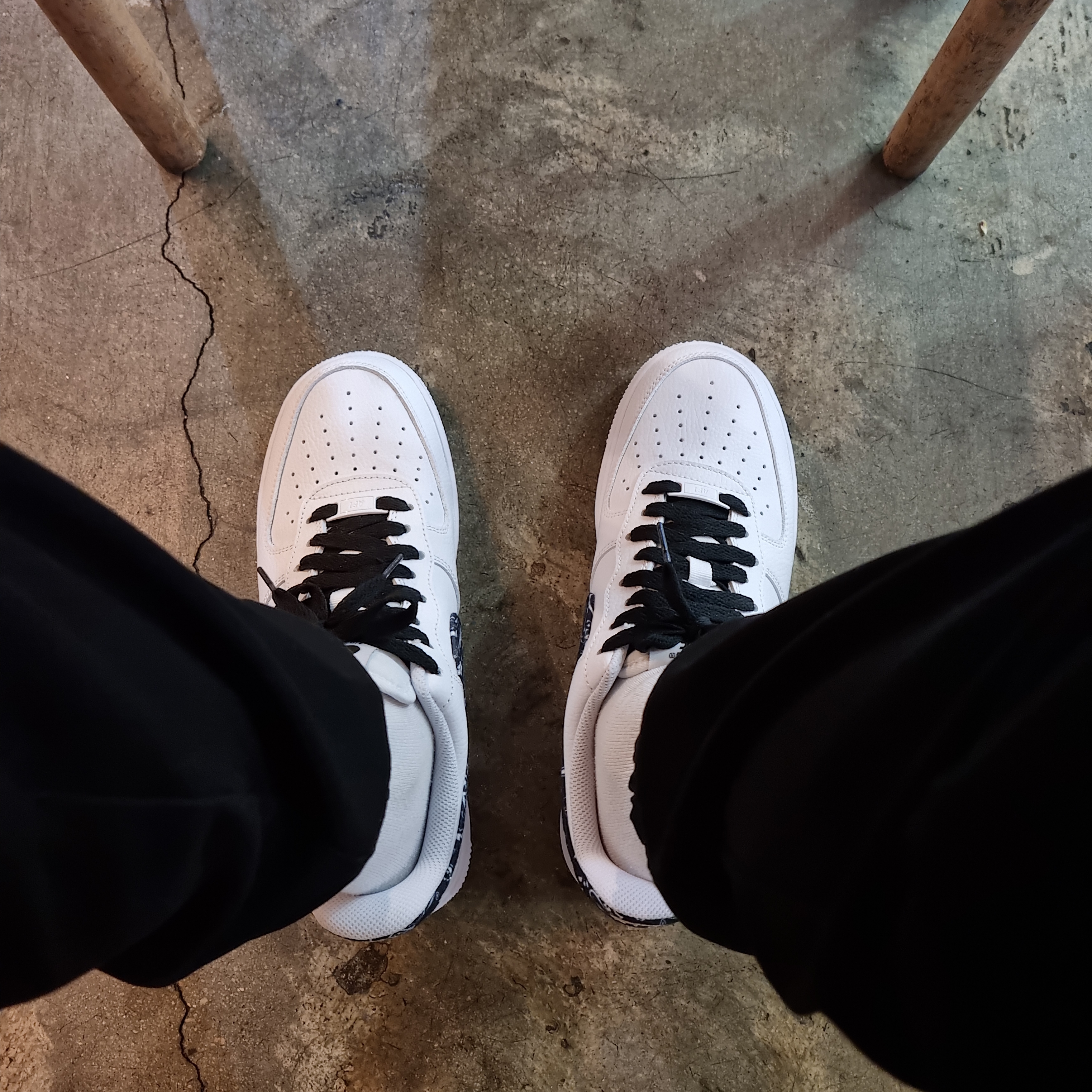 (W) Nike Air Force 1 '07 Essential Paisley Swoosh White Black 착용 스타일 - 1