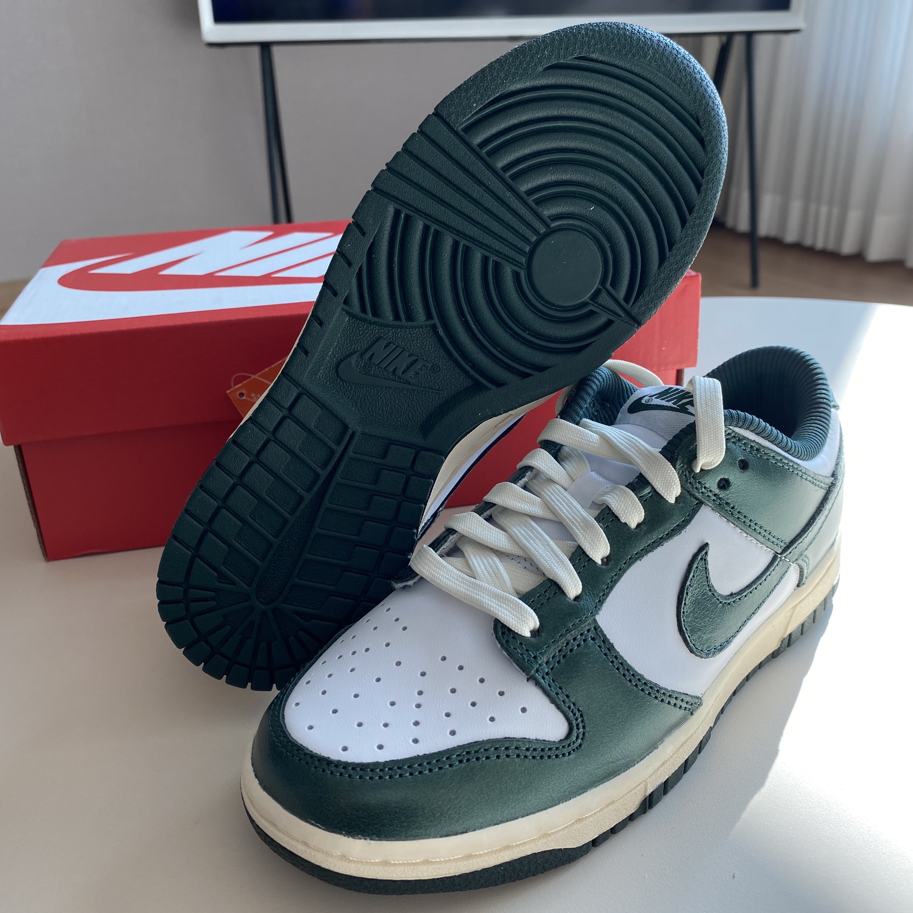 (W) Nike Dunk Low Vintage Green 착용 스타일 - 3