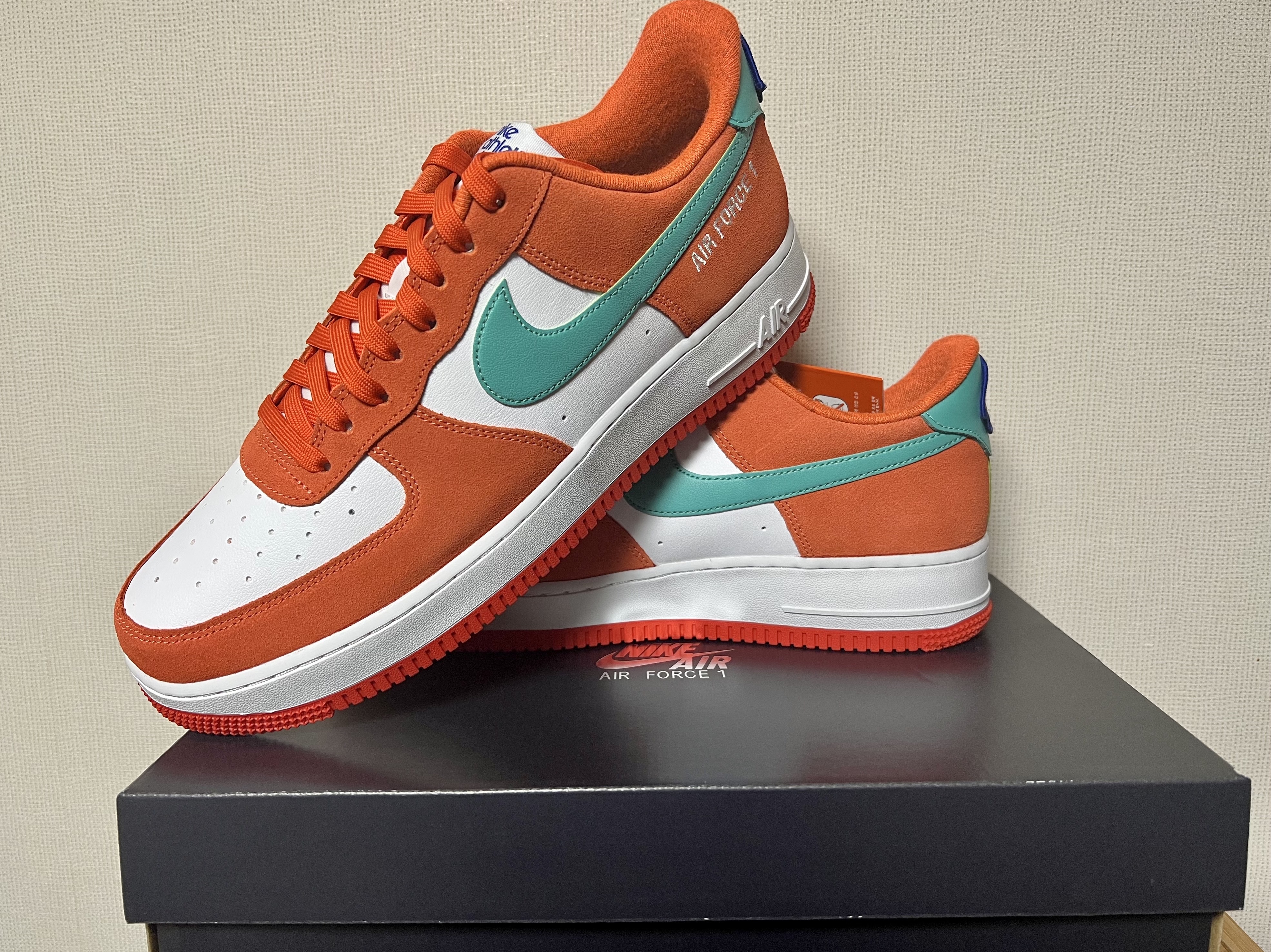 Nike Air Force 1 '07 LV8 Athletic Club Rush Orange Washed Teal 착용 스타일 - 4