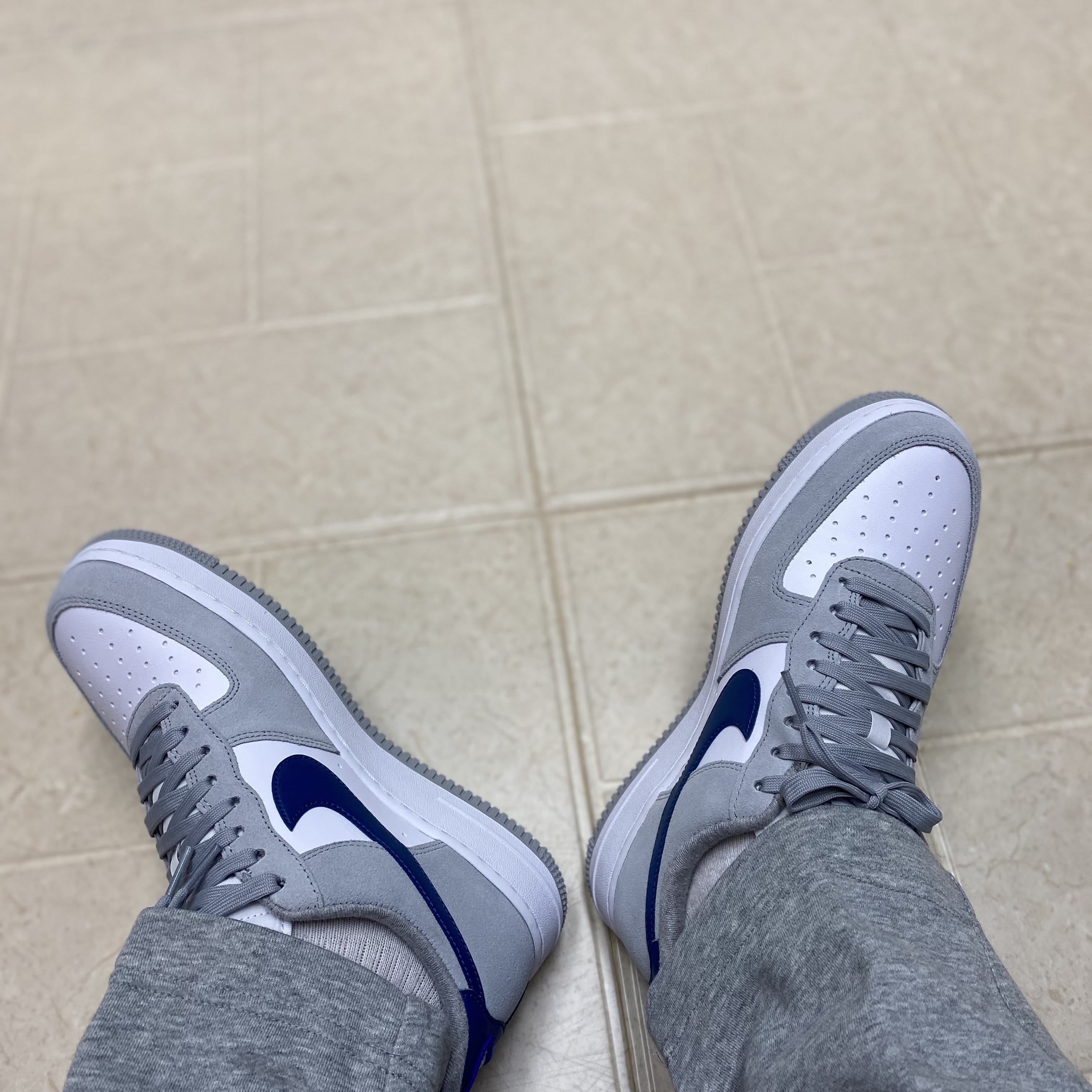 Nike Air Force 1 '07 LV8 Athletic Club Light Smoke Grey Marina 착용 스타일 - 3
