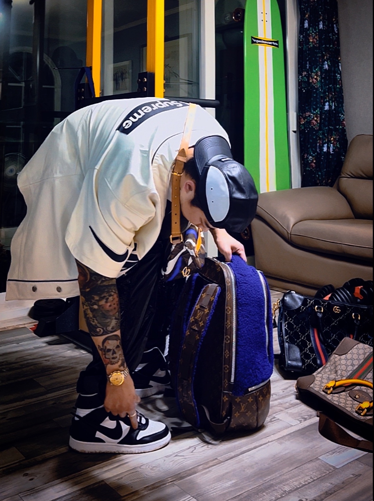 Supreme Bleed Logo S/S Top White - 20FW, Supreme x Nike Leather Baseball Jersey White - 19FW 착용 스타일 - 3