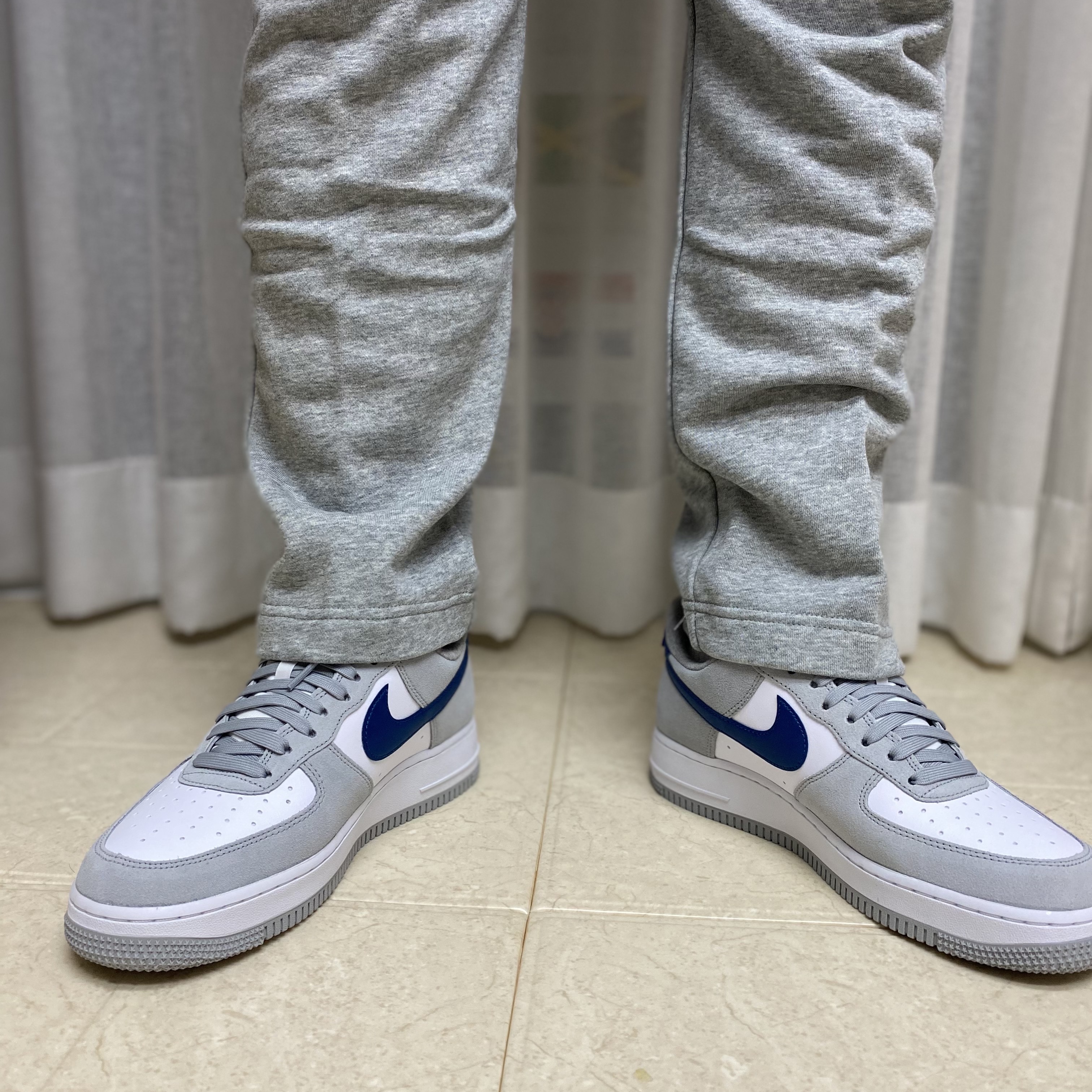 Nike Air Force 1 '07 LV8 Athletic Club Light Smoke Grey Marina 착용 스타일 - 1