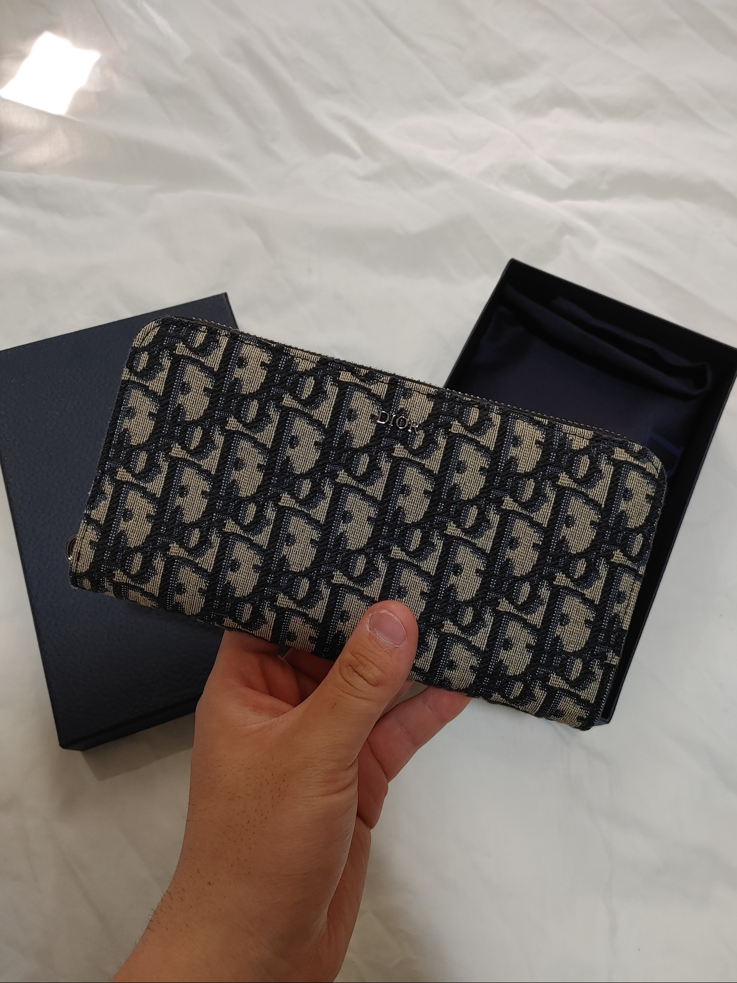 Dior Zipped Long Wallet Beige & Black Dior Oblique Jacquard 착용 스타일