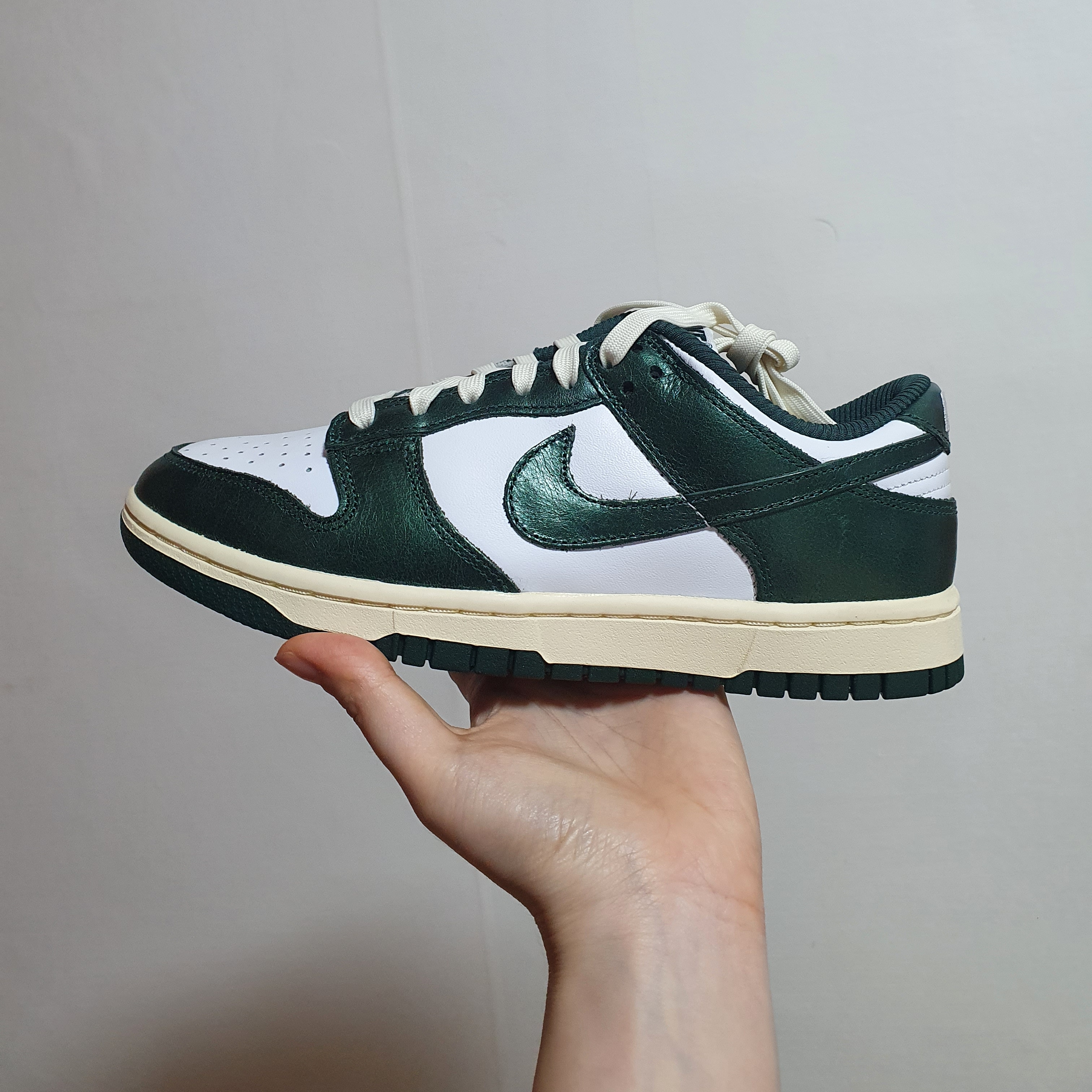 (W) Nike Dunk Low Vintage Green 착용 스타일 - 1