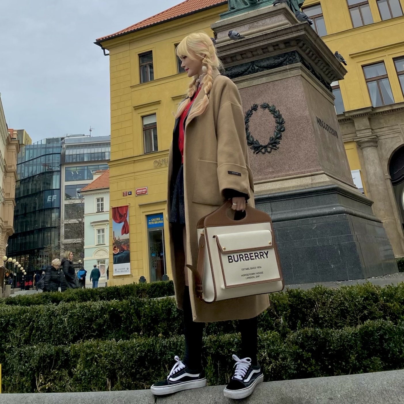Burberry Mini Two-Tone Canvas and Leather Pocket Bag Natural Malt Brown, Vans Vault OG Old Skool LX Black 착용 스타일 - 2