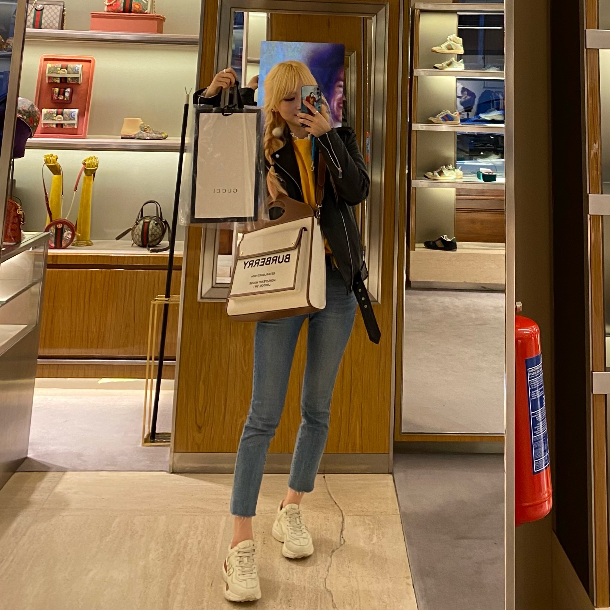 Burberry Mini Two-Tone Canvas and Leather Pocket Bag Natural Malt Brown, (W) Gucci Rhyton Leather Sneakers Logo 착용 스타일 - 5