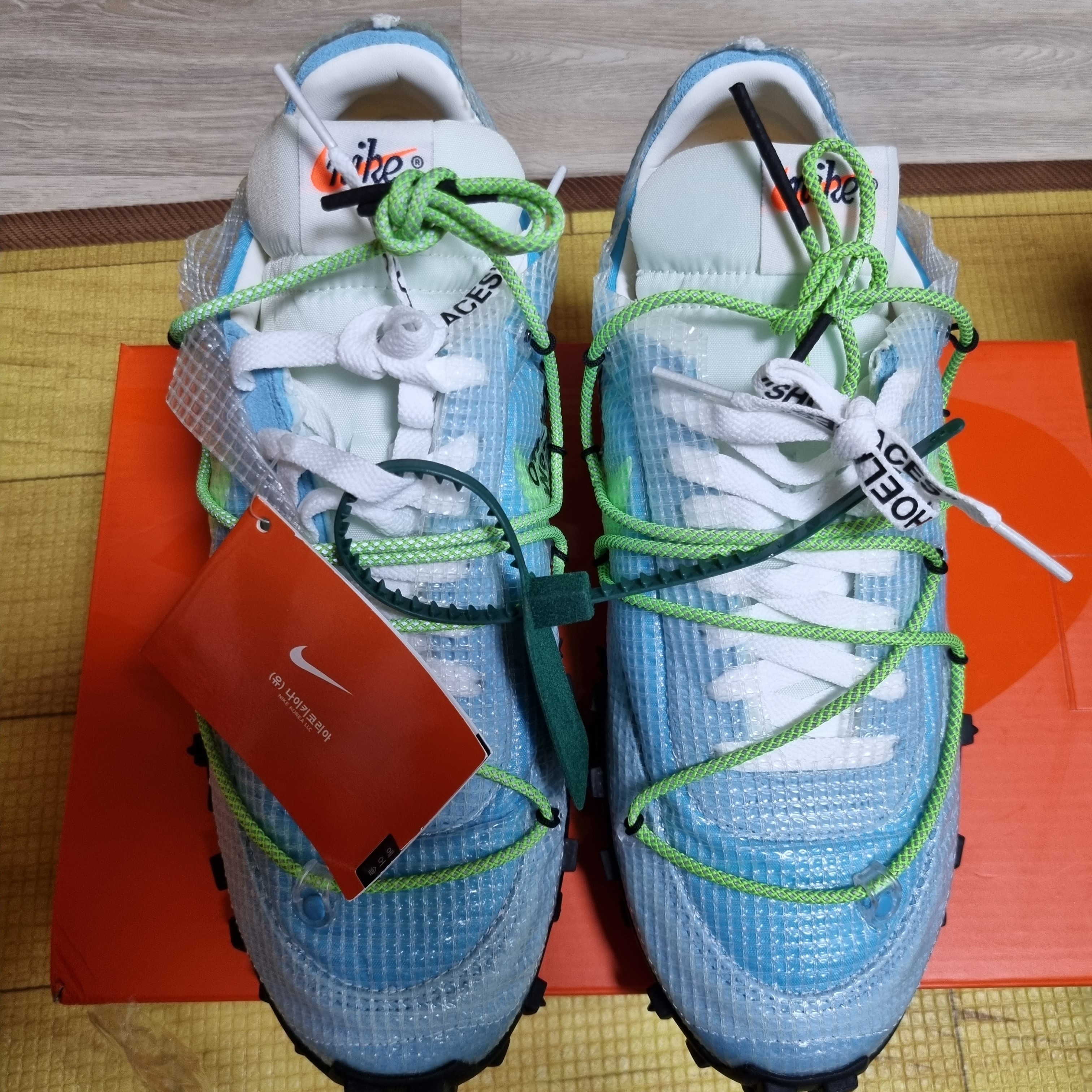 (W) Nike x Off-White Waffle Racer Vivid Sky 착용 스타일